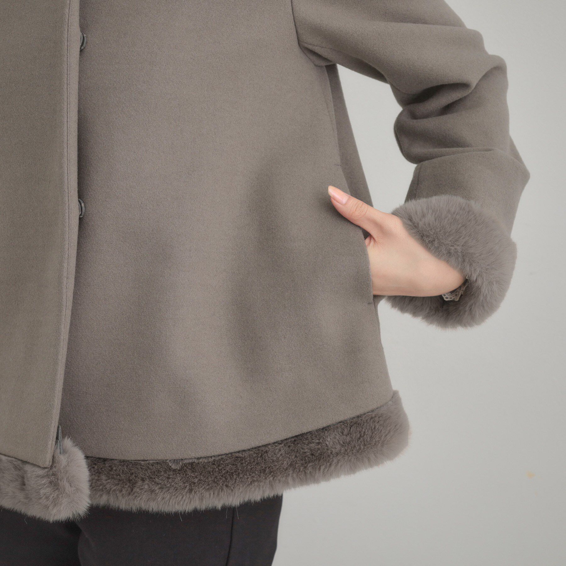 Couture broach「【大人レディ・フェイクファー取り外し可能】ケープ風ショートコート」|ノーカラーコート|