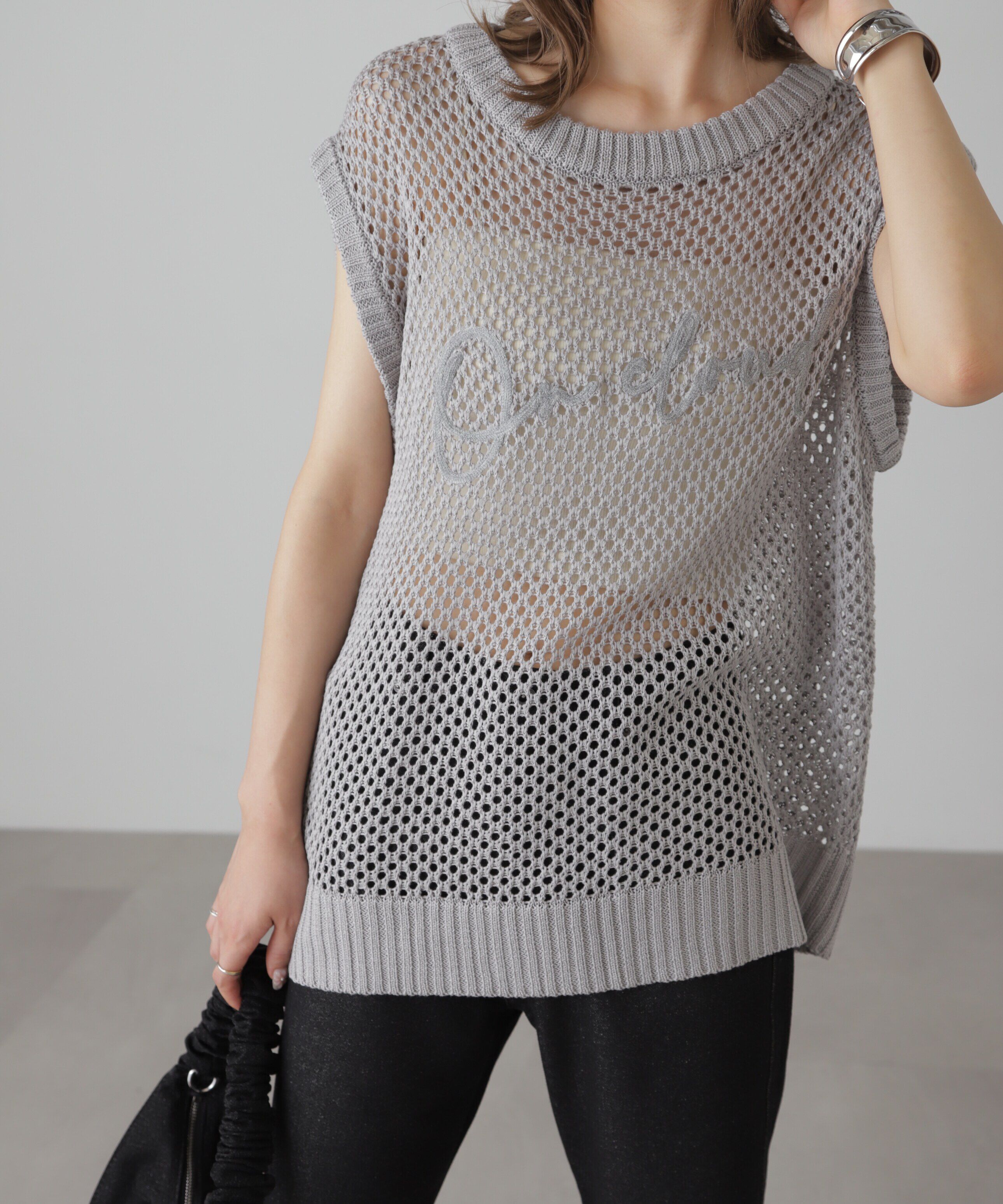  「メッシュロゴニットベスト」|ニット・セーター|グレー