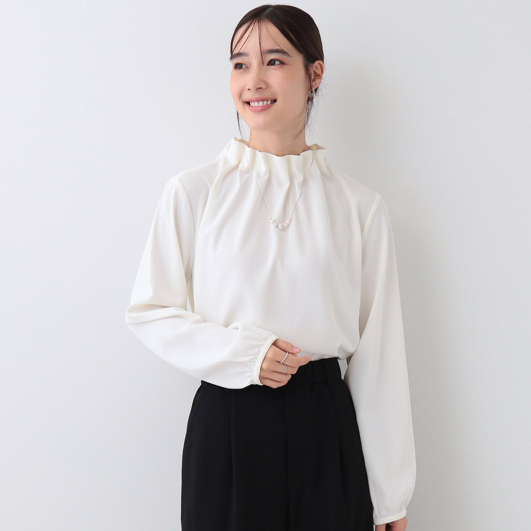 SHOO･LA･RUE「【S-3L/洗える/セレモニー】さらり軽やか フリルスタンドカラーブラウス」|シャツ・ブラウス|オフホワイト(003