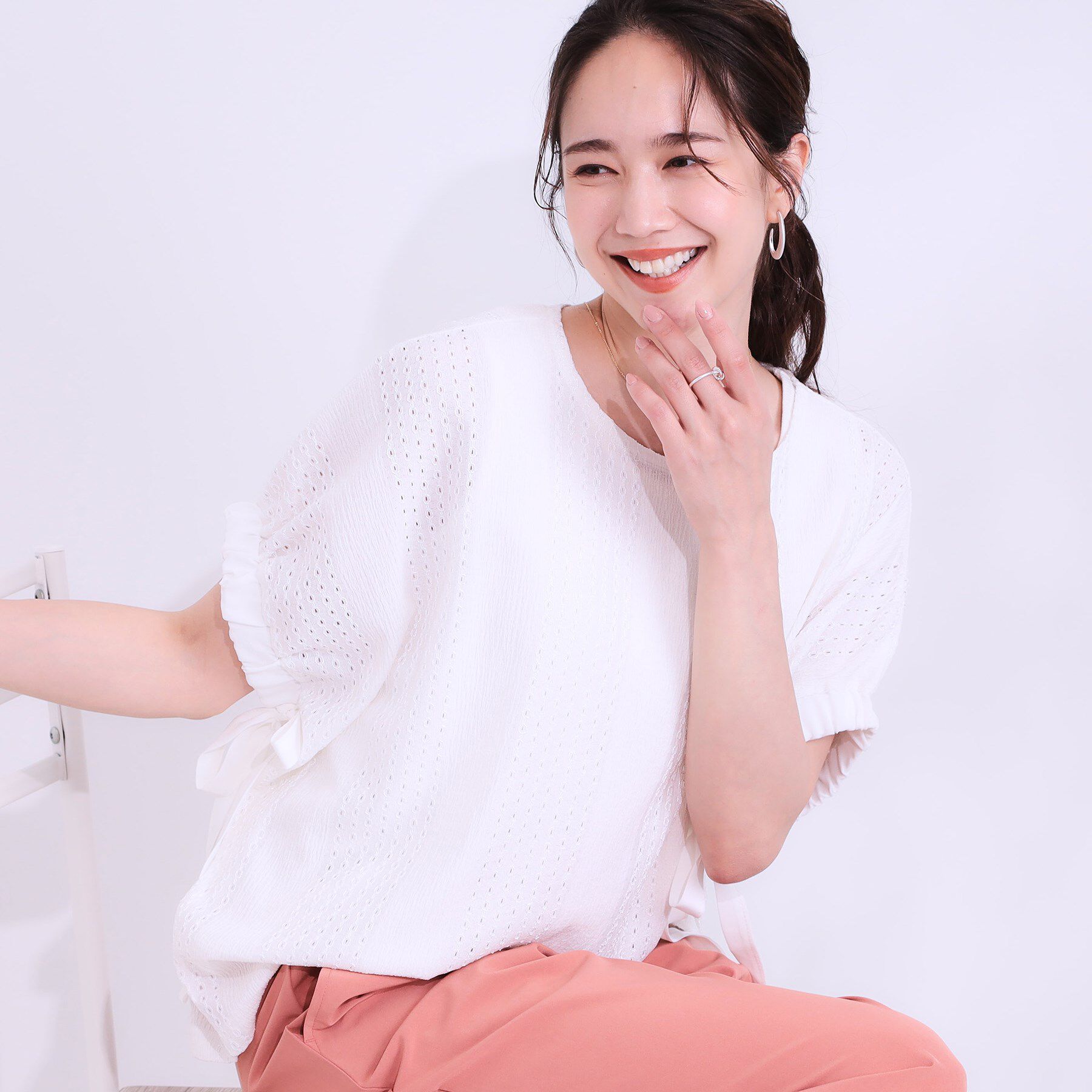 SHOO･LA･RUE「【S-LL/二の腕カバー】お袖ギャザーリボン アイレット刺繍トップス」|シャツ・ブラウス|アイボリー(004)