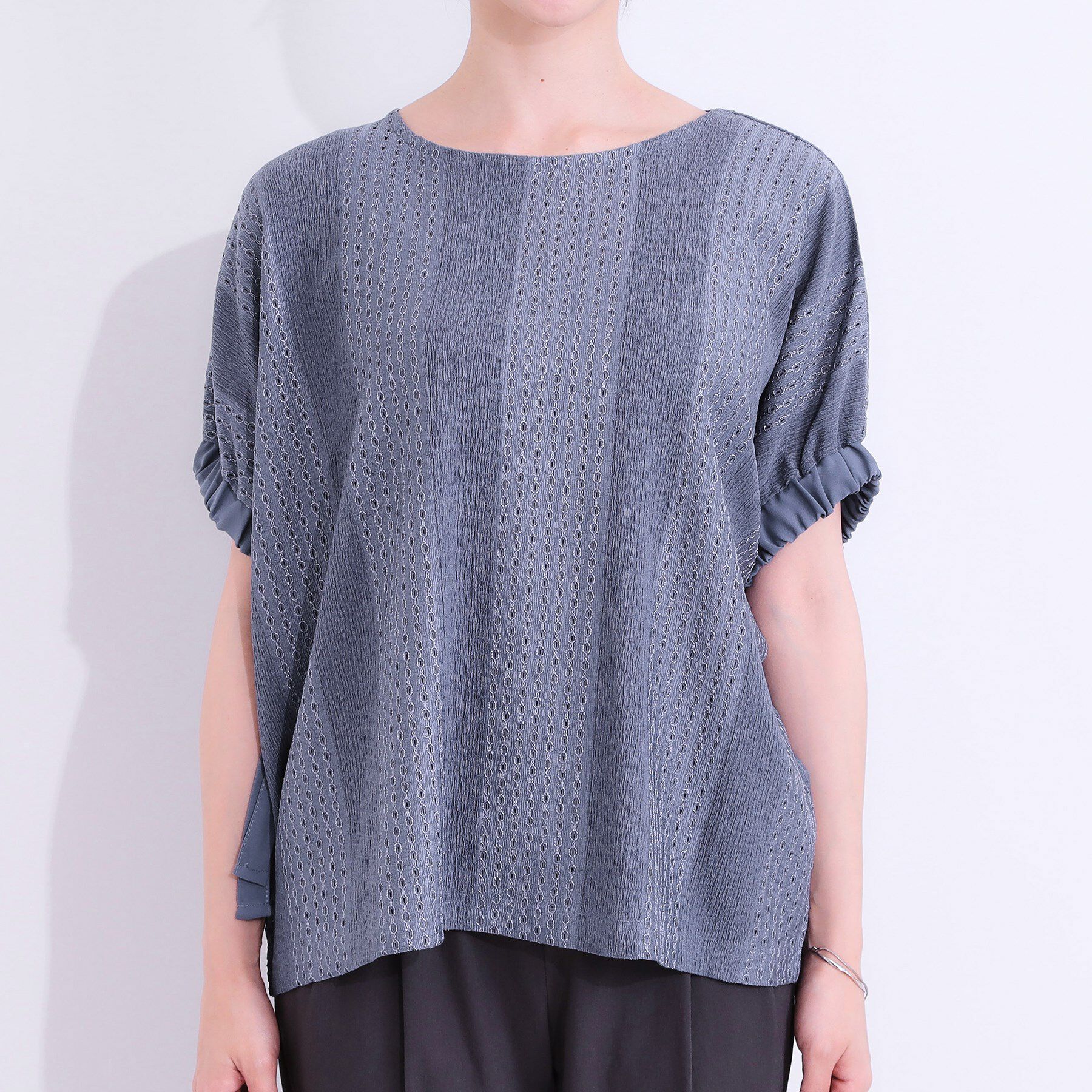 SHOO･LA･RUE「【S-LL/二の腕カバー】お袖ギャザーリボン アイレット刺繍トップス」|シャツ・ブラウス|