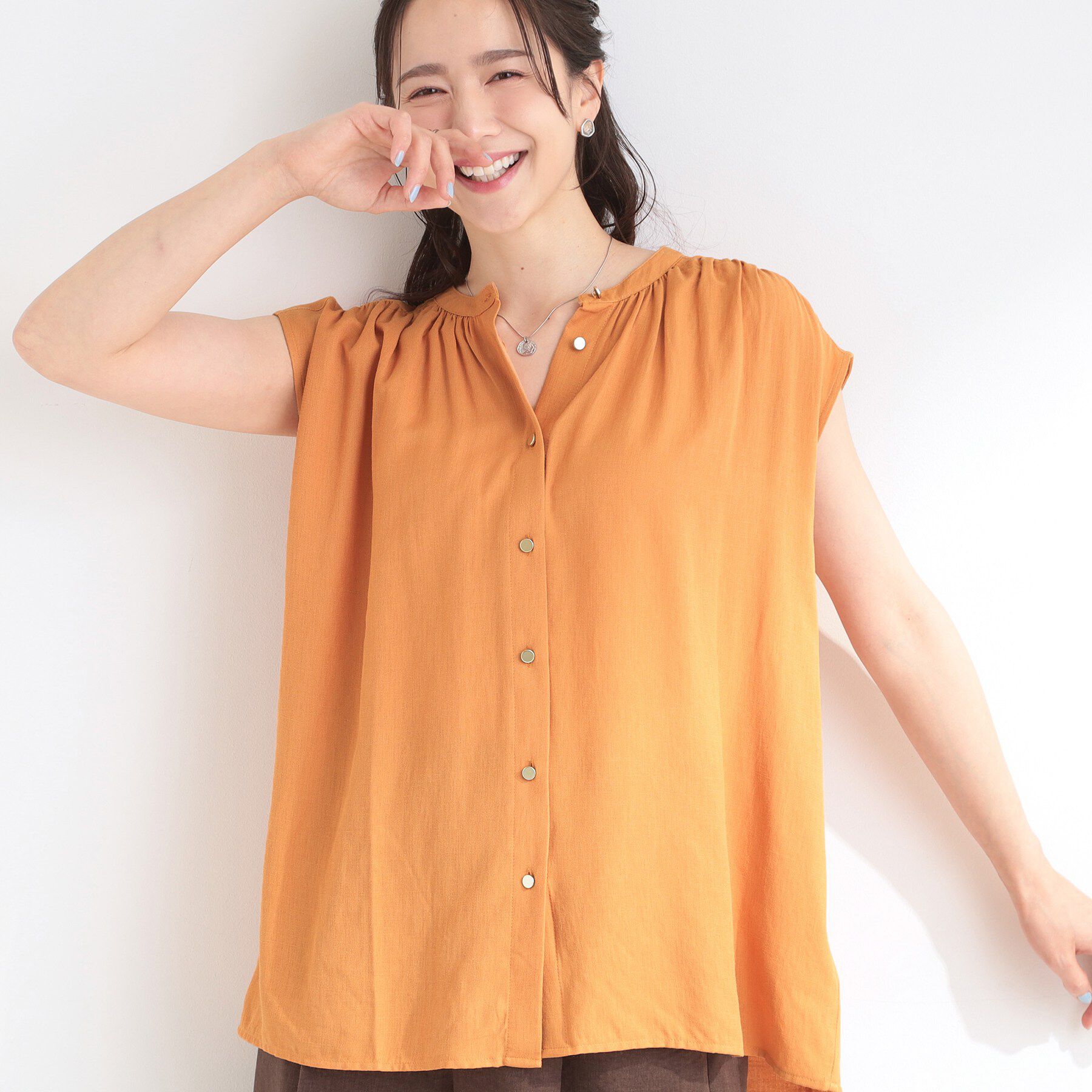 SHOO･LA･RUE「【S-LL/洗濯後しわになりにくい】上品にきれい見え スラブギャザーブラウス」|シャツ・ブラウス|オレンジ(067)