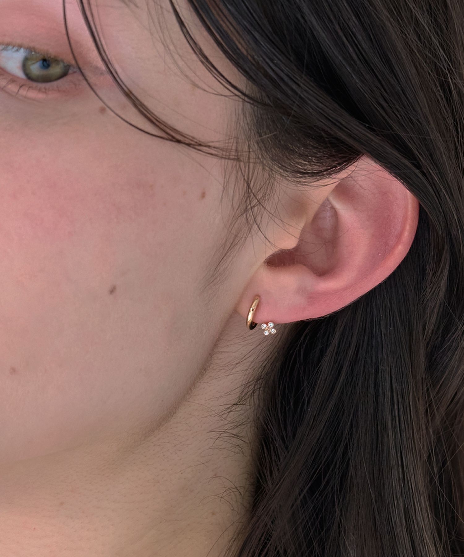 Phoebe「【痛くないシリーズ】フラワービジューライトフィットイヤリング　シャンパンゴールド」|イヤリング|