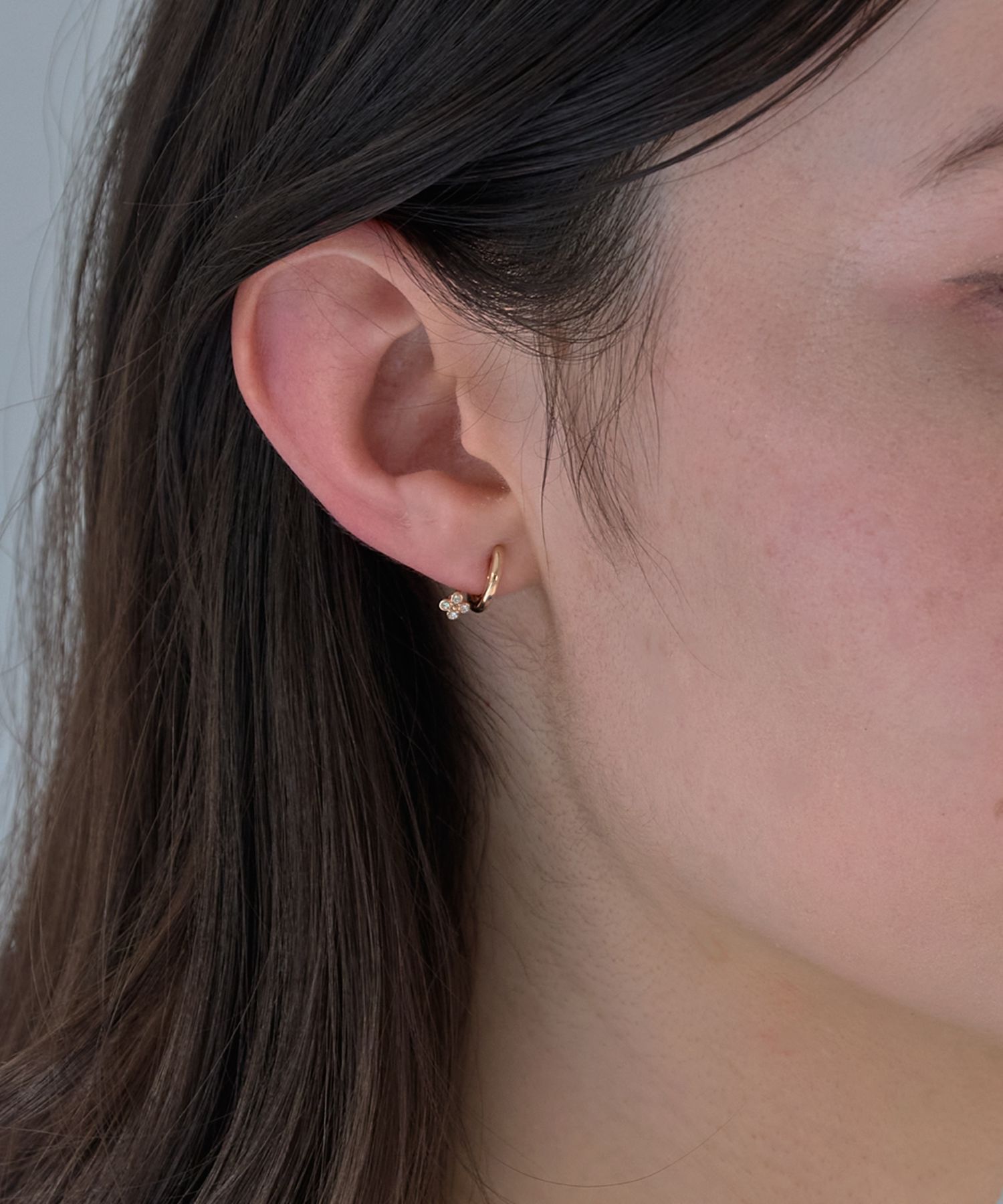 Phoebe「【痛くないシリーズ】フラワービジューライトフィットイヤリング　シャンパンゴールド」|イヤリング|