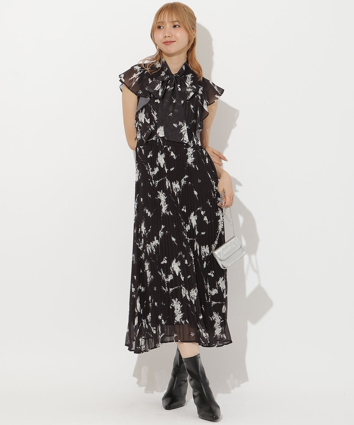 アンドクチュール「シフォンプリーツワンピース」|ワンピース|黒系花柄