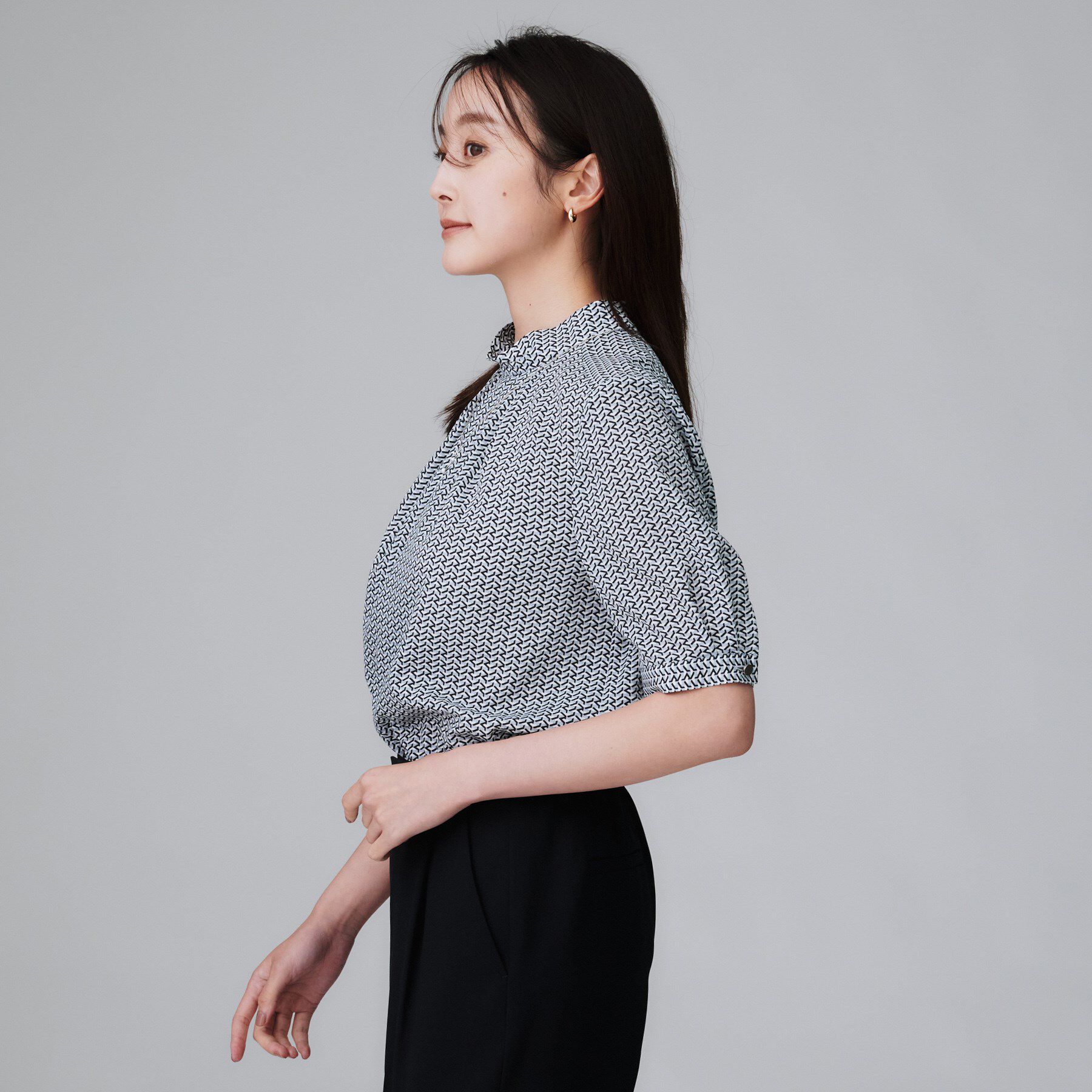 UNTITLED「【通勤/オフィス】ジオメ柄ボウタイブラウス」|シャツ・ブラウス|