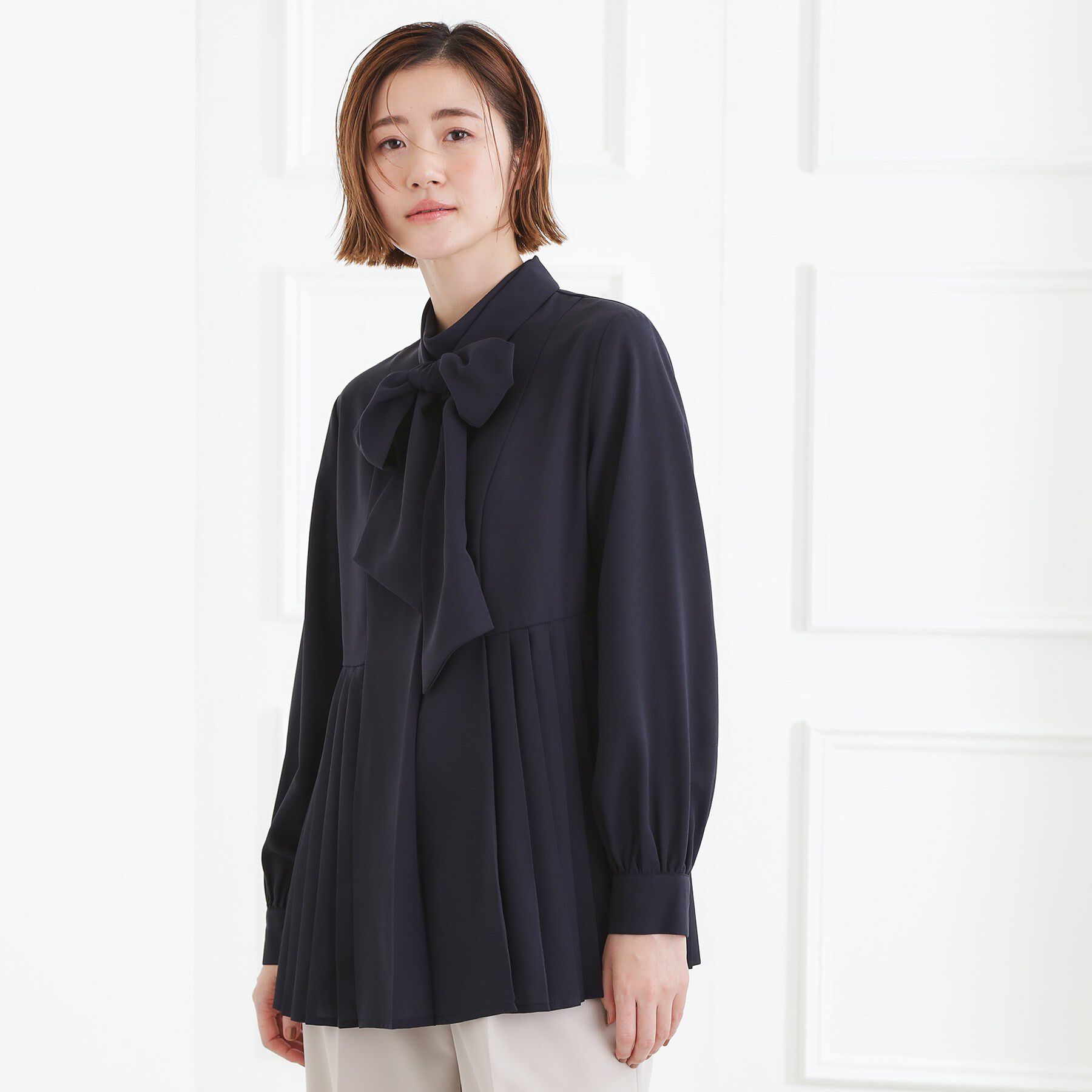 grove「【マシンウォッシュ/防シワ/UVカット】裾プリーツ取り外しボウタイブラウス」|シャツ・ブラウス|