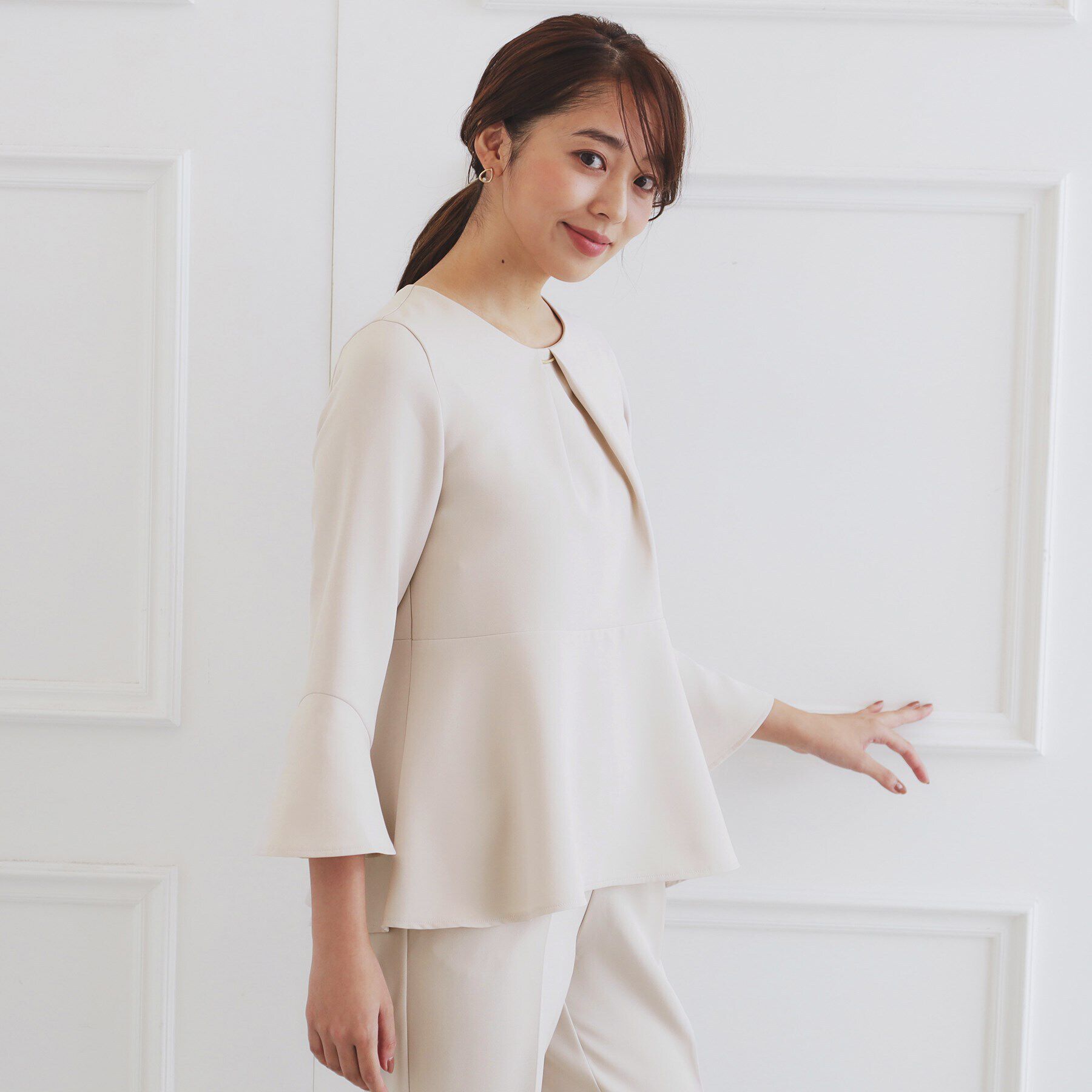 index「《通勤/セットアップ対応》フレアスリーブブラウス【洗濯機洗い可/ストレッチ/イージーアイロン】」|シャツ・ブラウス|