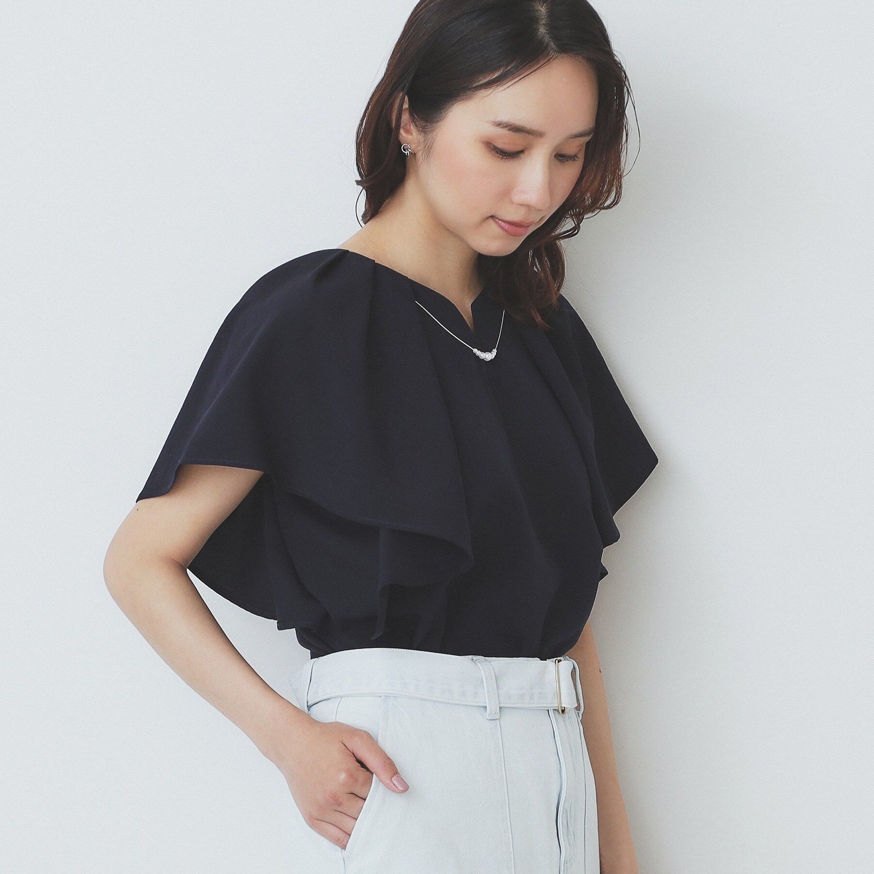 index「《7色展開/S-LLサイズ》フリルタックスリーブキーネックブラウス【吸水速乾/洗濯機可/イージーアイ」|シャツ・ブラウス|