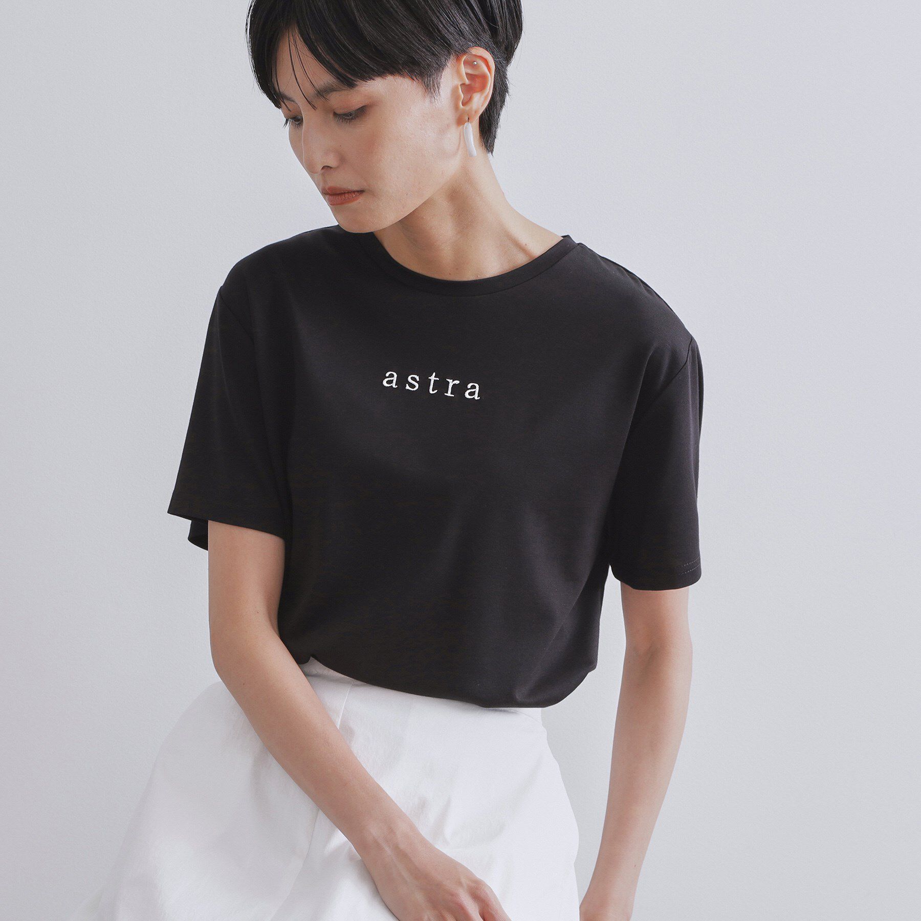 OPAQUE.CLIP「メタリック刺繍ロゴTシャツ【接触冷感/洗濯機洗い可】」|Tシャツ・カットソー|ブラック(019)