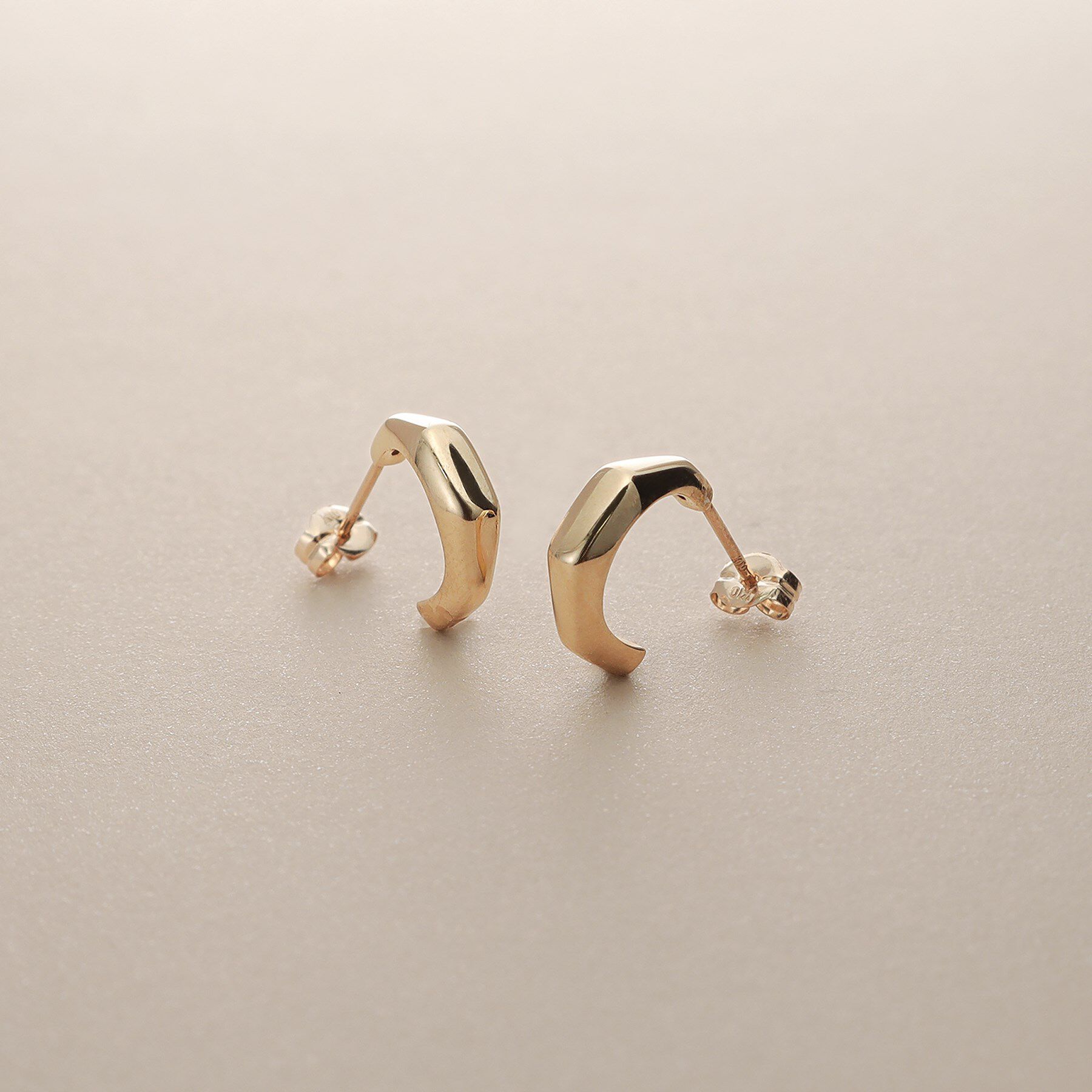 COCOSHNIK「K10面取りトラペーズ スタッズピアス」|ピアス|