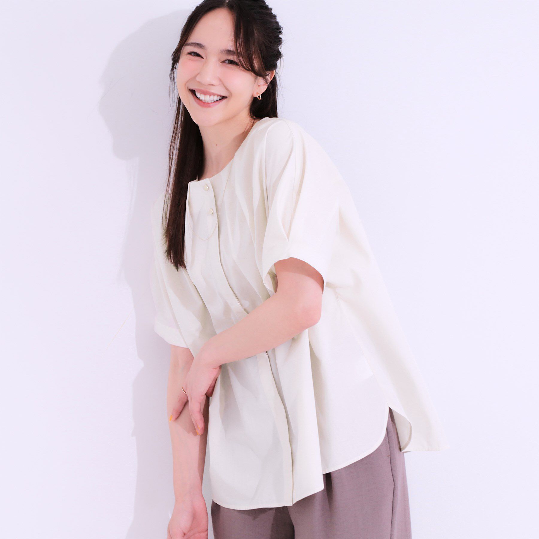 SHOO･LA･RUE「【洗える/S-LL】大人の上品シルエット タックデザイン 5分袖ブラウス」|シャツ・ブラウス|ライトベージュ(05