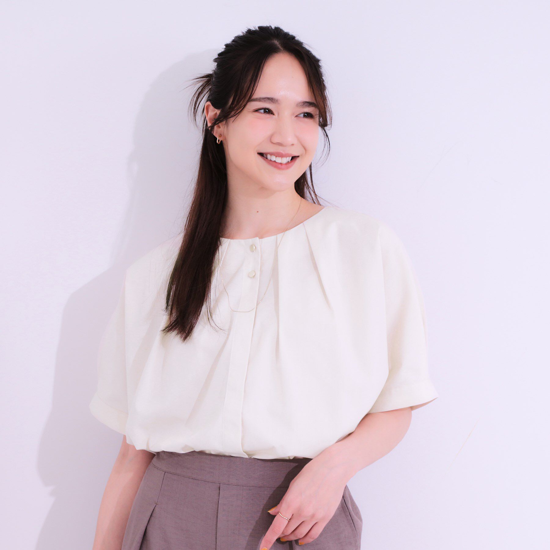 SHOO･LA･RUE「【洗える/S-LL】大人の上品シルエット タックデザイン 5分袖ブラウス」|シャツ・ブラウス|