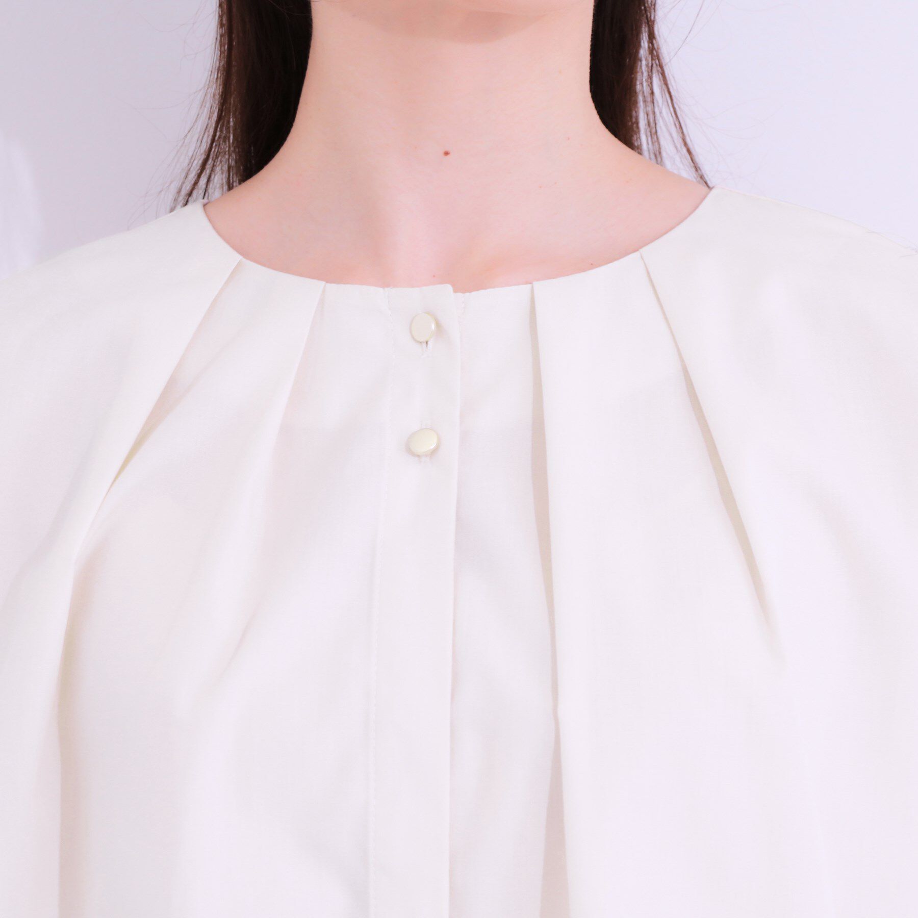 SHOO･LA･RUE「【洗える/S-LL】大人の上品シルエット タックデザイン 5分袖ブラウス」|シャツ・ブラウス|