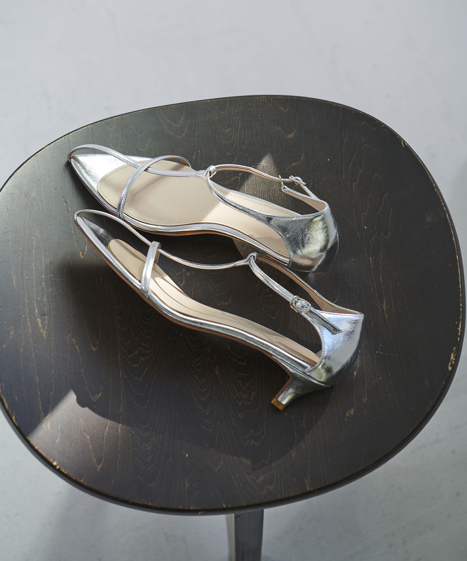 ADAM ET ROPE'「【サステナブル】ナロークロスストラップサンダル」|サンダル|シルバー(93)