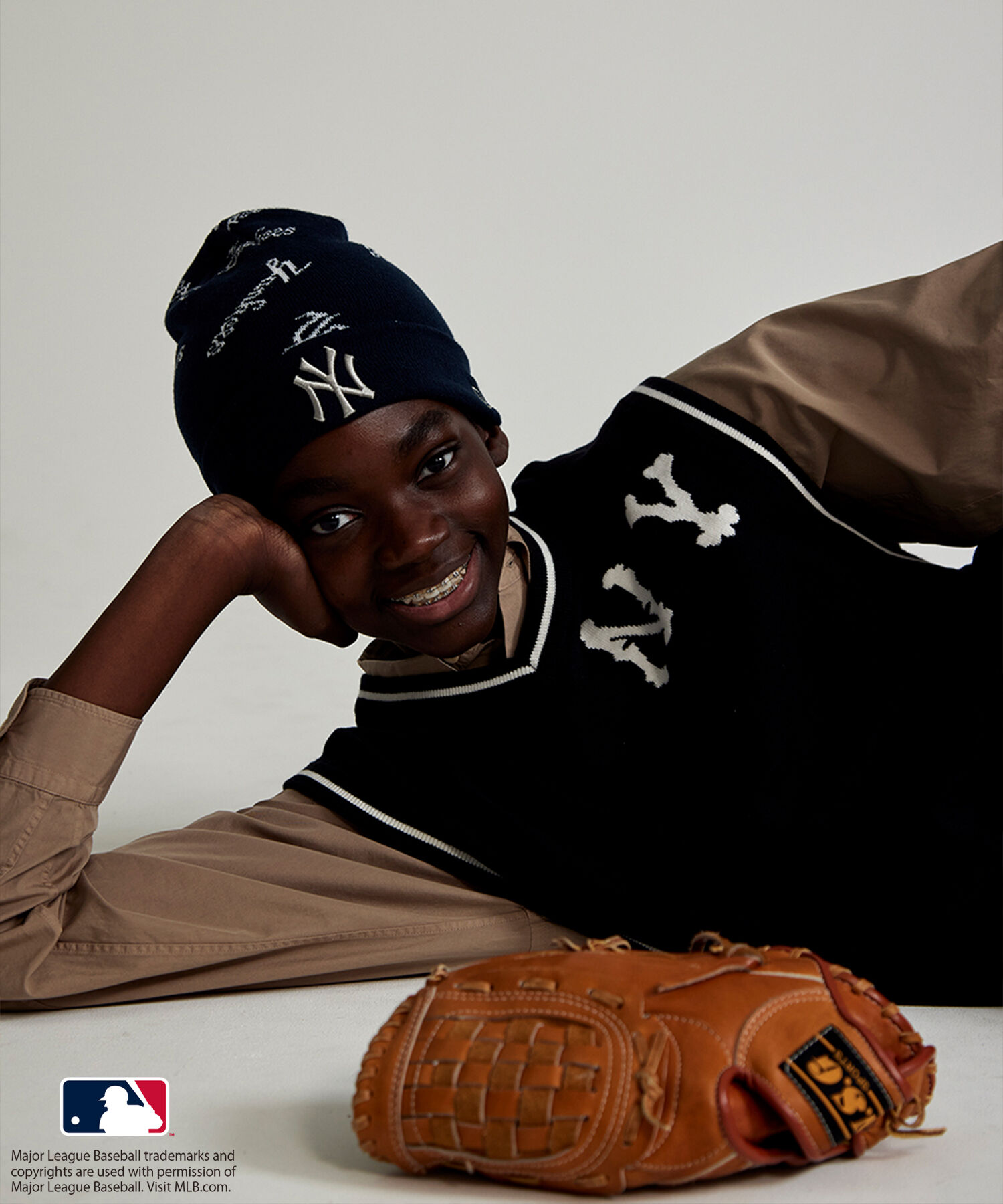 ADAM ET ROPE'「【MLB COLLECTION BY JUN】クラシックロゴニットベスト」|ベスト・ジレ|ブラック(01)