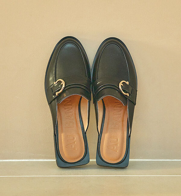 AU BANNISTER「ローファーモチーフミュール」|サンダル|ブラック