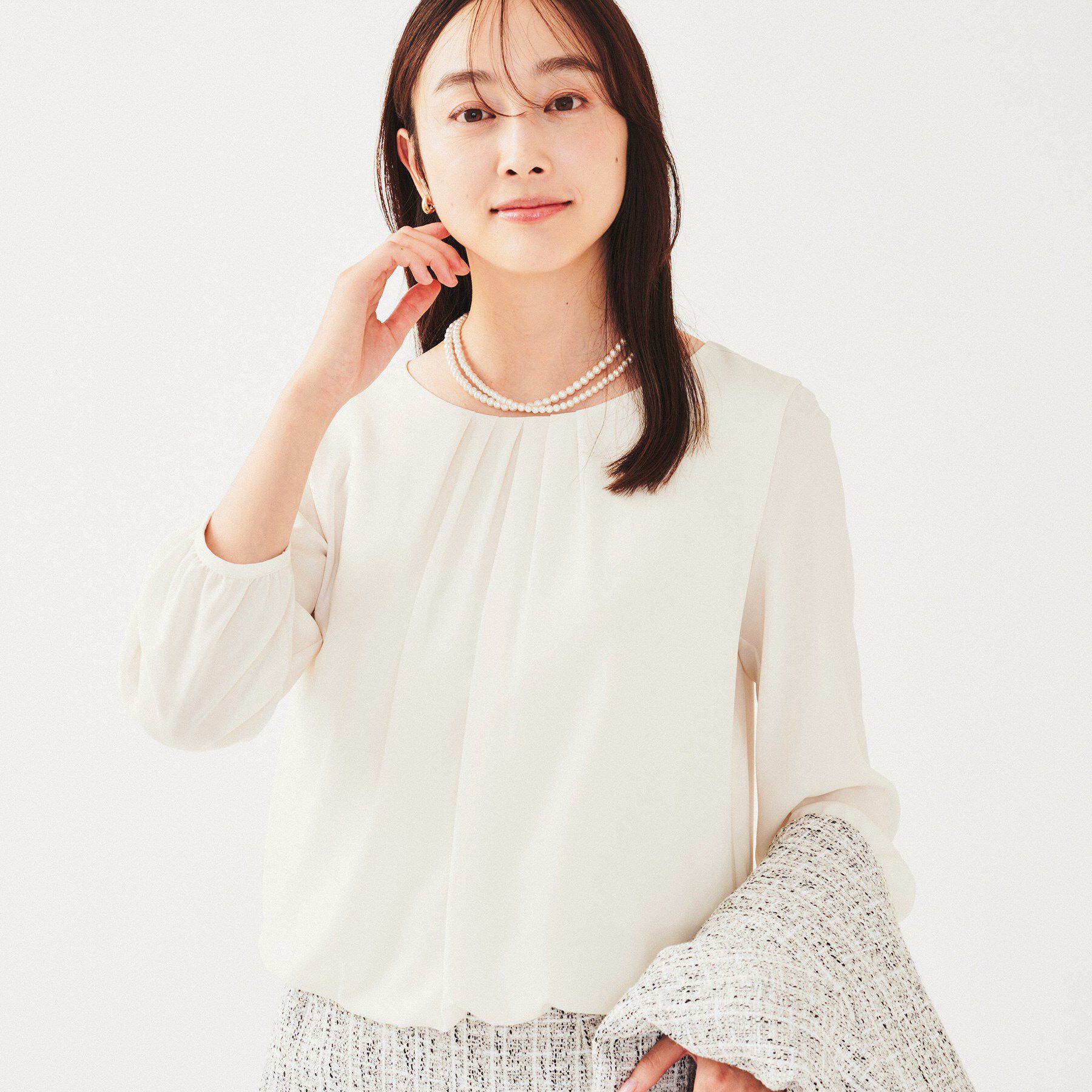 UNTITLED「【透けにくい/通勤】パウダリー タックブラウス」|シャツ・ブラウス|グレージュ(050)