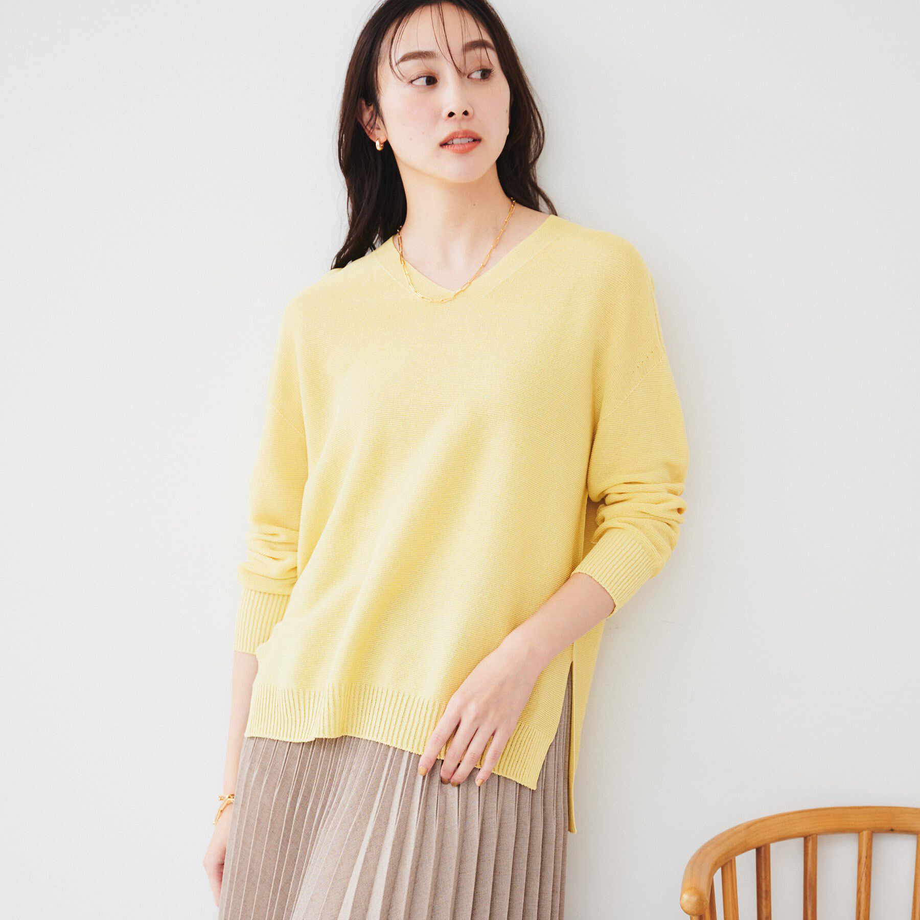 UNTITLED「【体型カバー/清涼感】サイドスリット Vネックニット」|ニット・セーター|ライトイエロー(03