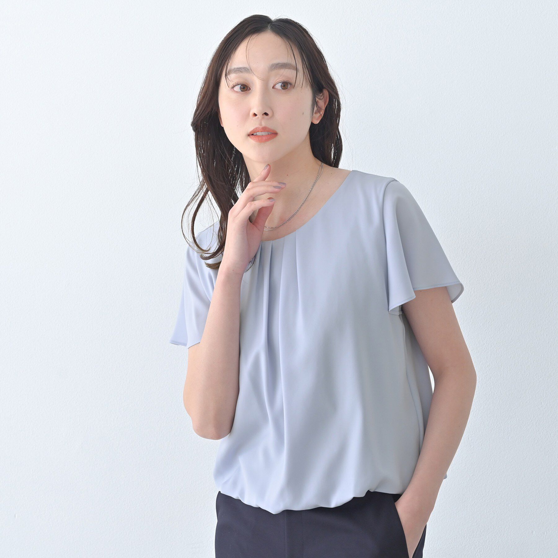 UNTITLED「【透けにくい/スーツインナー】パウダリータックブラウス」|シャツ・ブラウス|