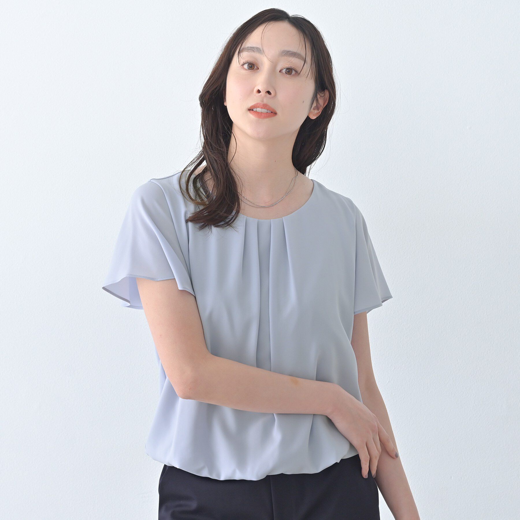 UNTITLED「【透けにくい/スーツインナー】パウダリータックブラウス」|シャツ・ブラウス|サックスブルー(69