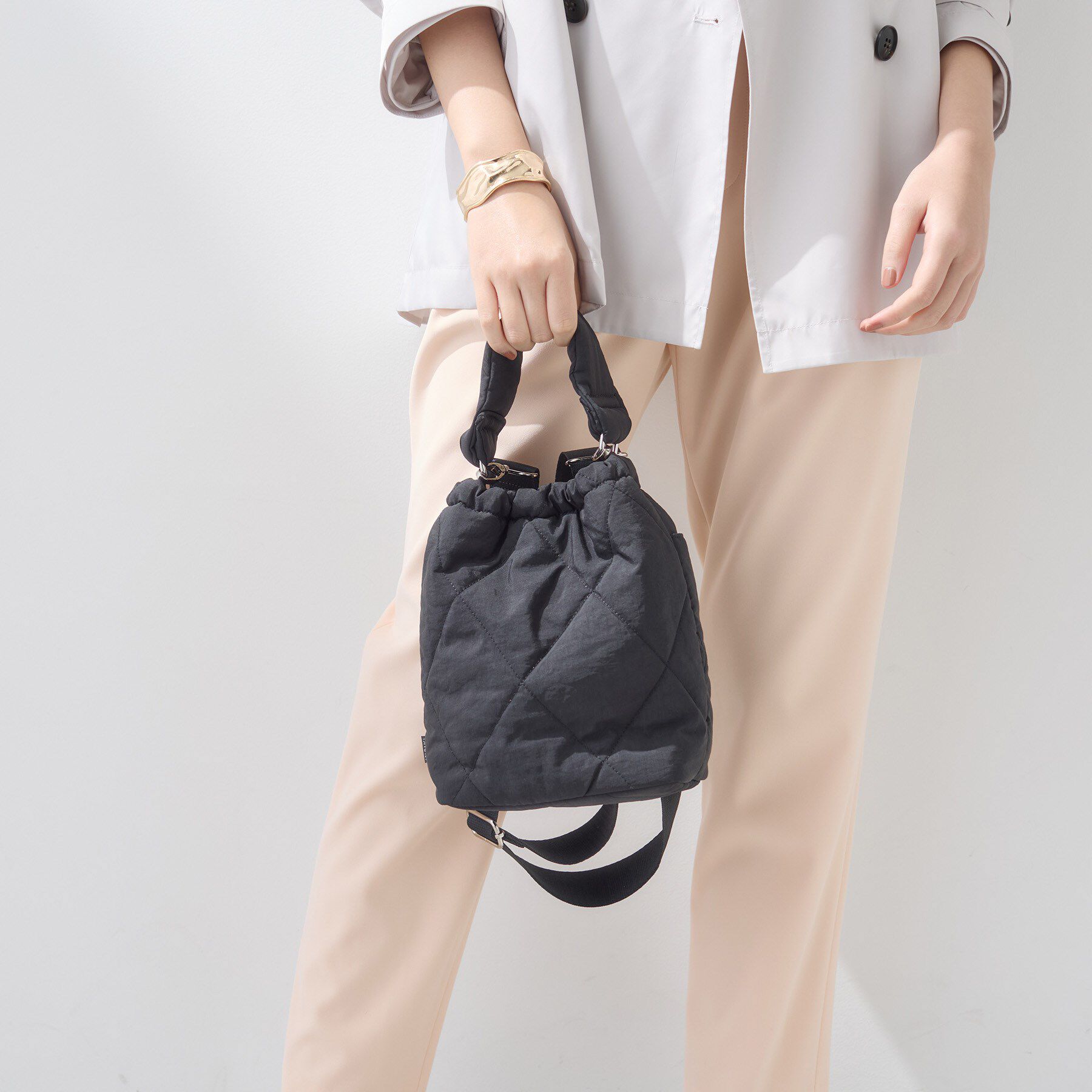 INDIVI「【大人カジュアル／ショルダー付】ふかふか巾着バッグ」|ハンドバッグ|ブラック(019)