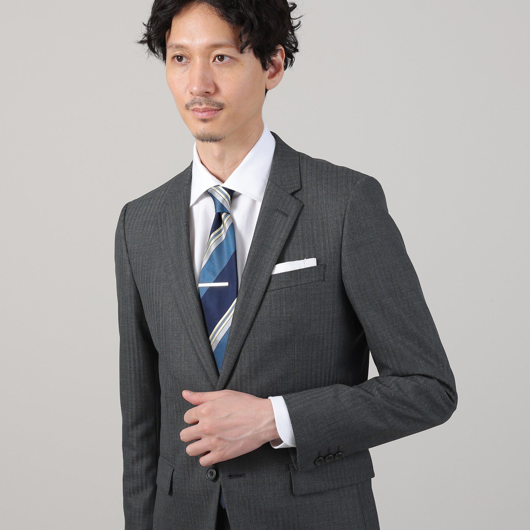 TAKEO KIKUCHI「【ナローモデル】シャイニー ヘリンボン ストライプ スーツ/3ピース対応可」|スーツ|