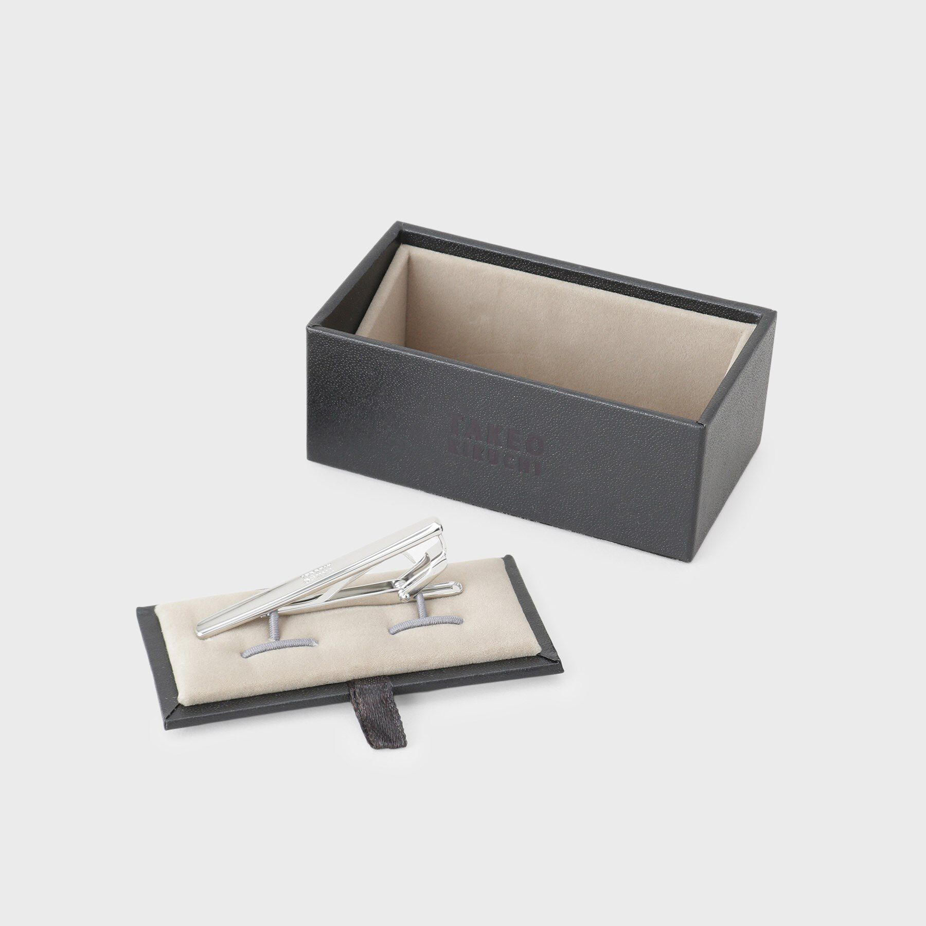 TAKEO KIKUCHI「テーパードタイバー ー 日本製の洗練された真鍮タイバー」|ネクタイピン・カフスボタン|