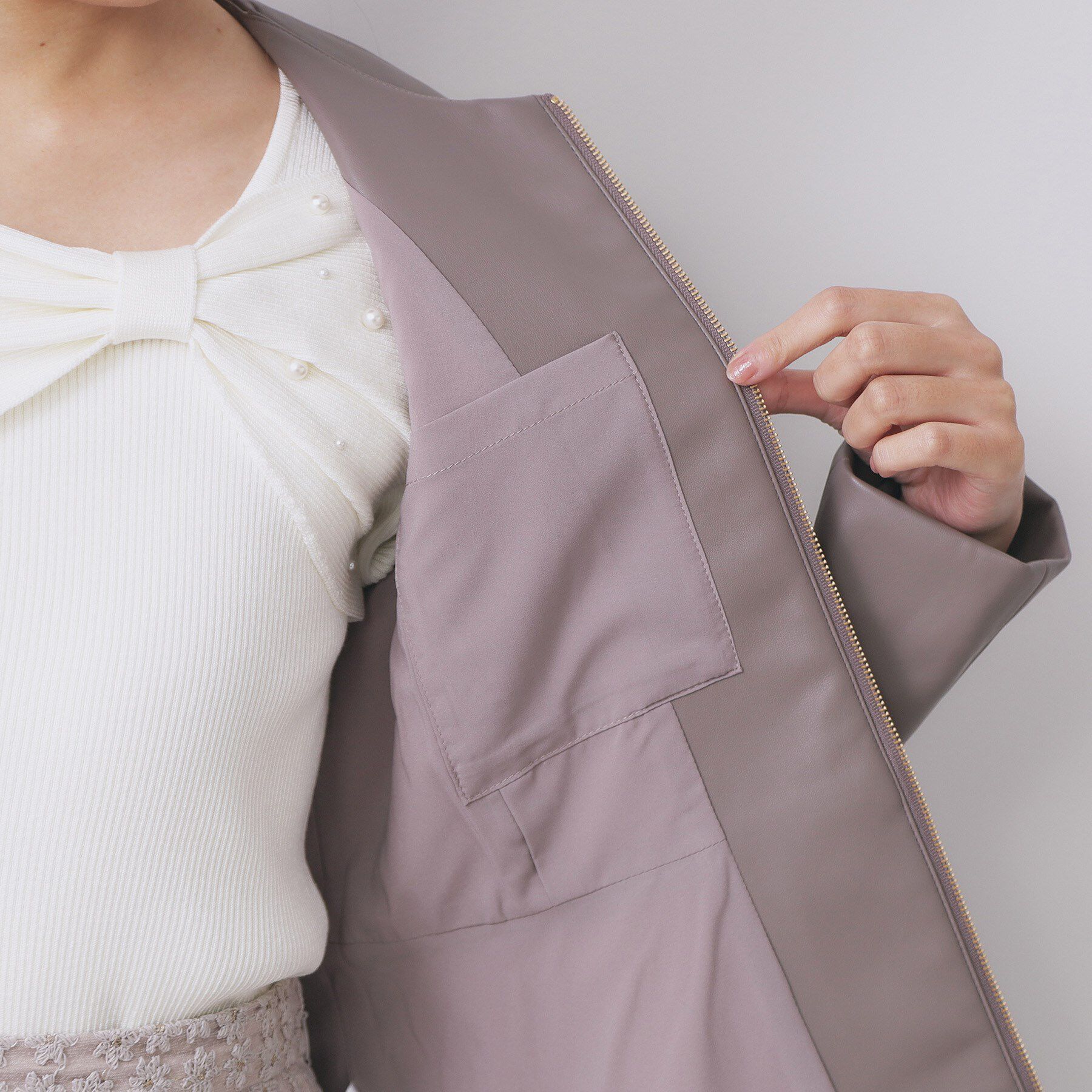 index「レザー調ストレッチペプラムジャケット【洗える】」|ノーカラージャケット|