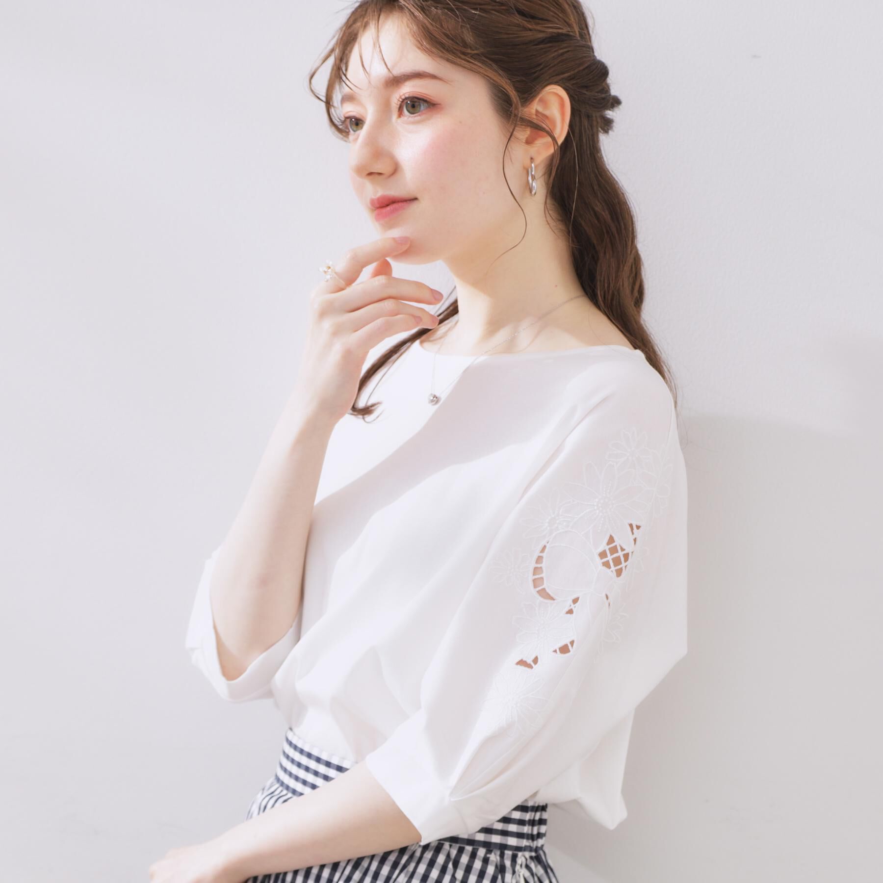 Couture broach「【接触冷感・洗える・UV機能付き・二の腕カバー】デイジー＆リボン エンブロドルマントップス」|Tシャツ・カットソー|オフホワイト(003