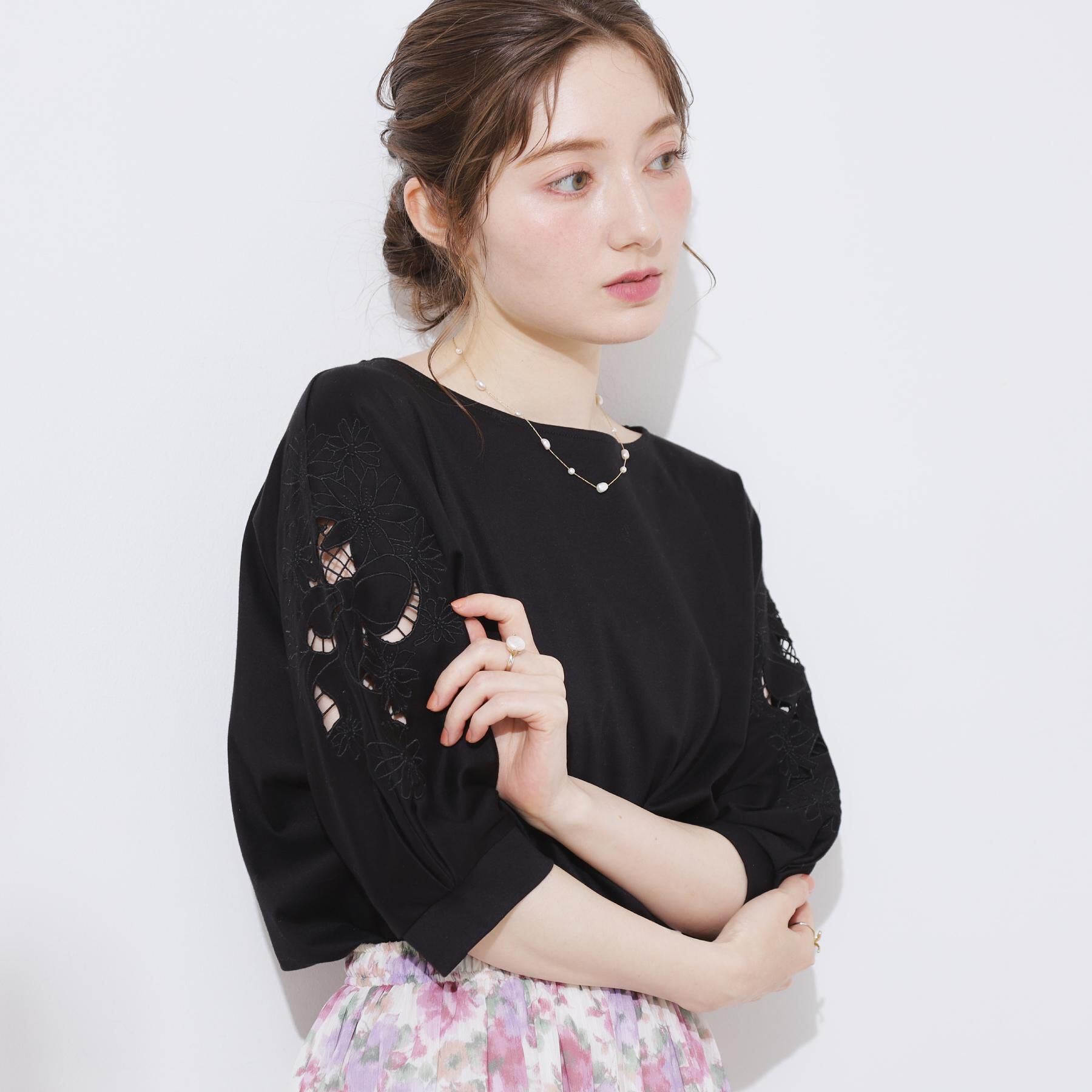 Couture broach「【接触冷感・洗える・UV機能付き・二の腕カバー】デイジー＆リボン エンブロドルマントップス」|Tシャツ・カットソー|