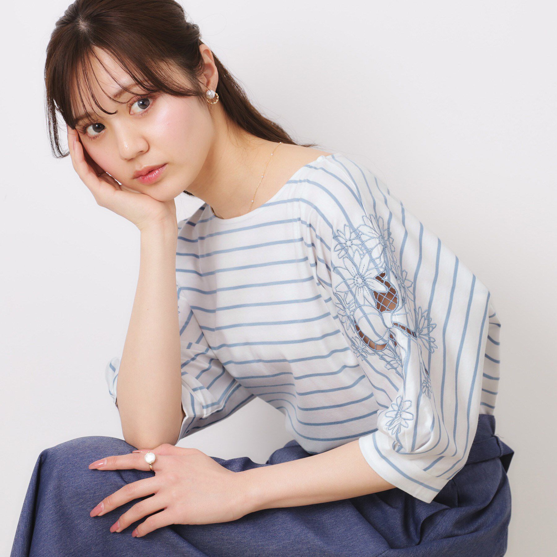 Couture broach「【接触冷感・洗える・UV機能付き・二の腕カバー】デイジー＆リボン エンブロドルマントップス」|Tシャツ・カットソー|