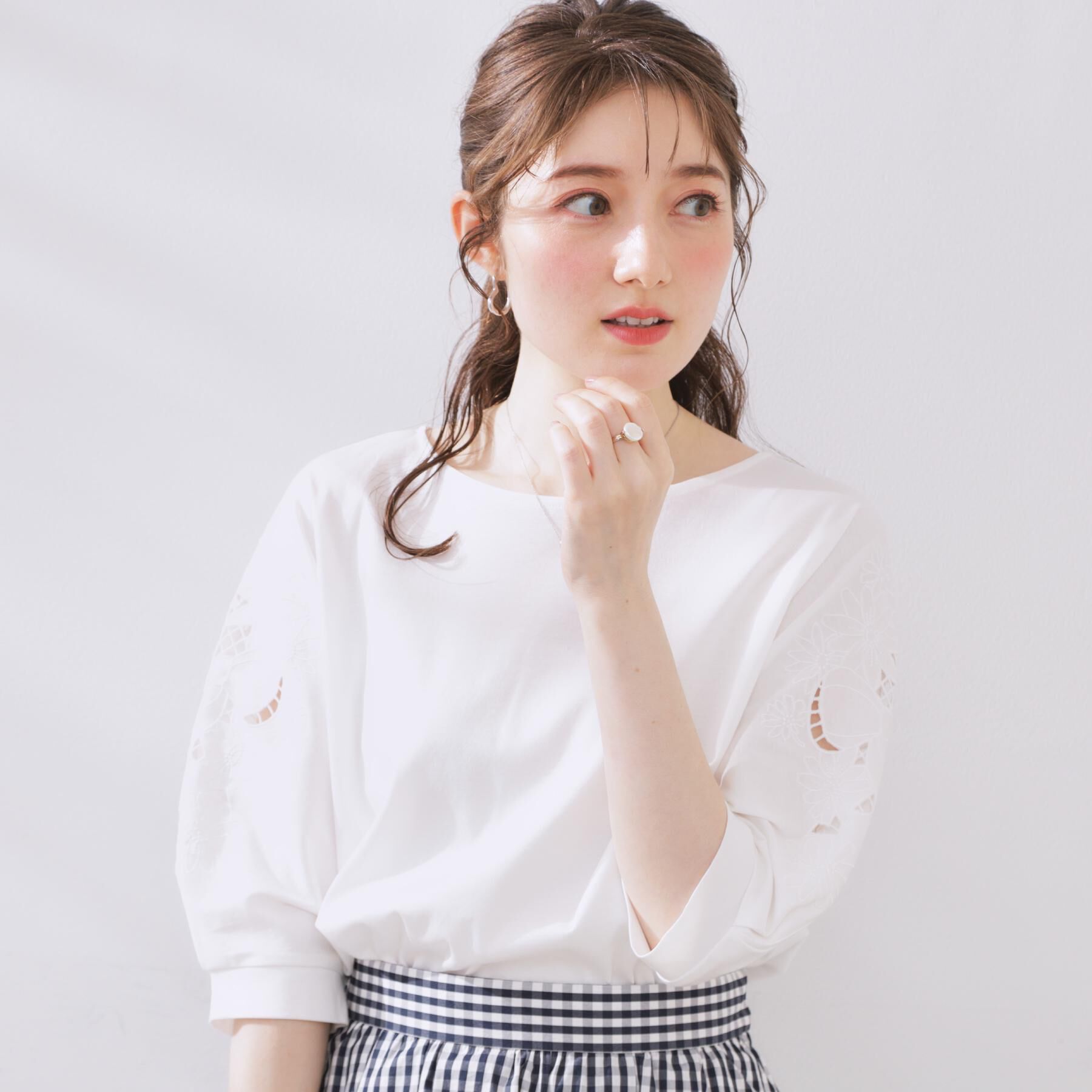 Couture broach「【接触冷感・洗える・UV機能付き・二の腕カバー】デイジー＆リボン エンブロドルマントップス」|Tシャツ・カットソー|