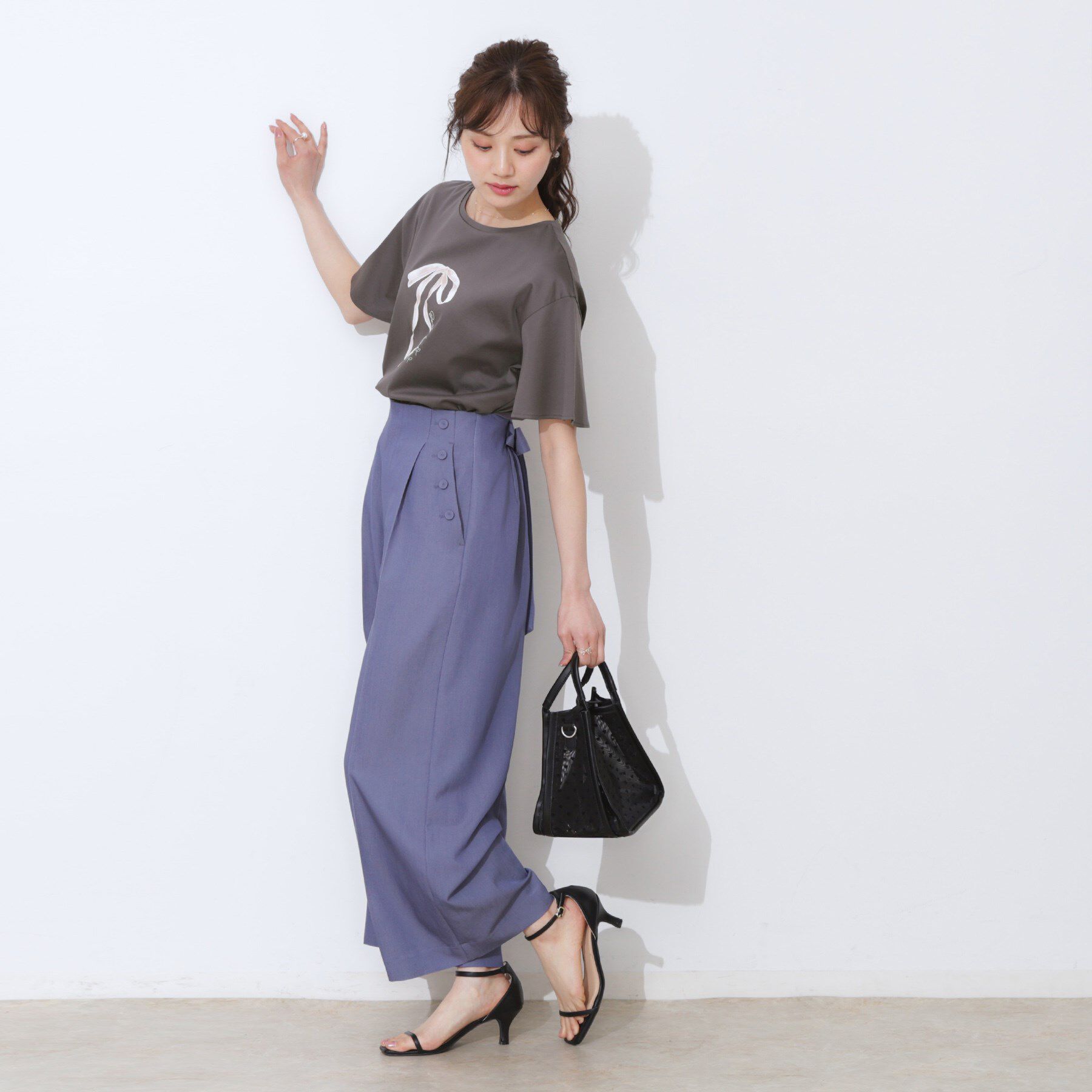 Couture broach「【マシンウォッシャブル・接触冷感・UV機能】60リボンロゴプリント フレアーT」|Tシャツ・カットソー|