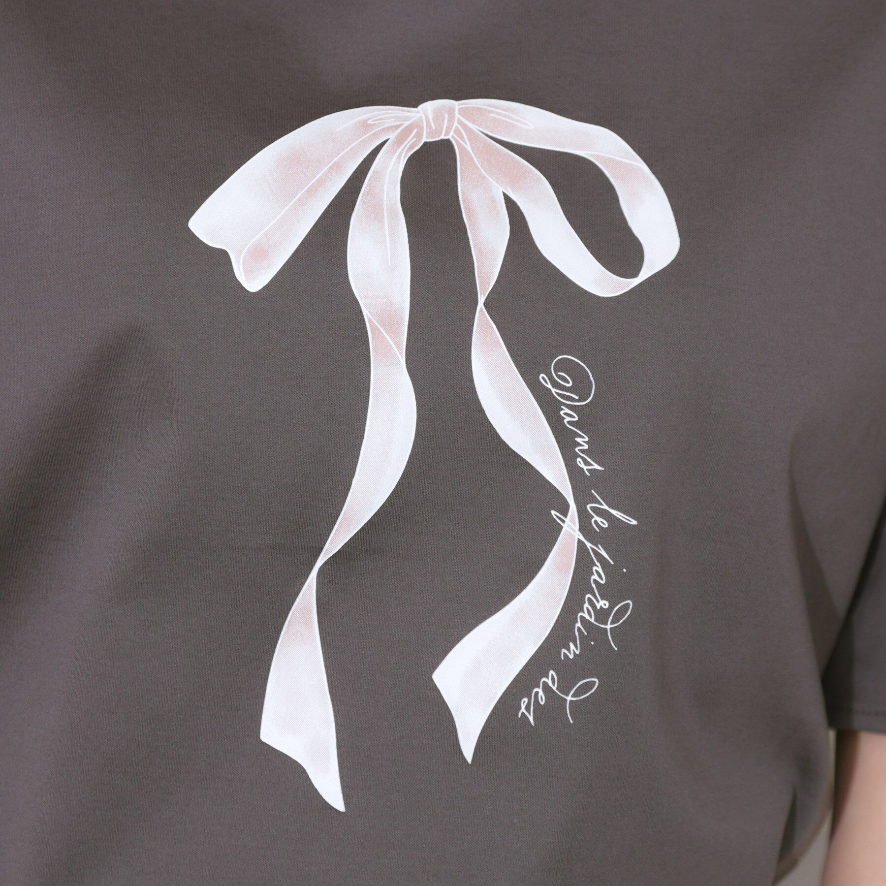 Couture broach「【マシンウォッシャブル・接触冷感・UV機能】60リボンロゴプリント フレアーT」|Tシャツ・カットソー|