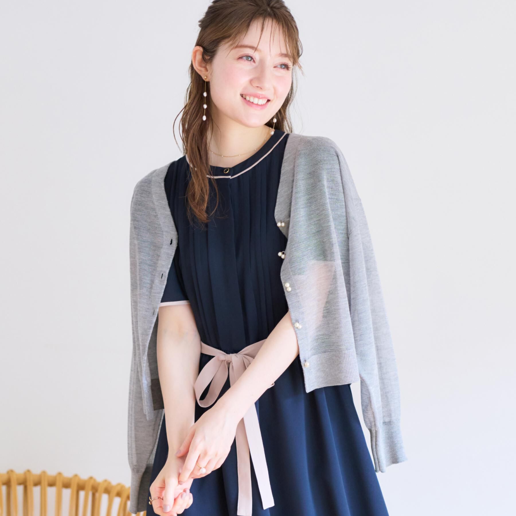 Couture broach「【上品な透け感・通勤】ダブルパール調釦シアーカーディガン」|カーディガン|