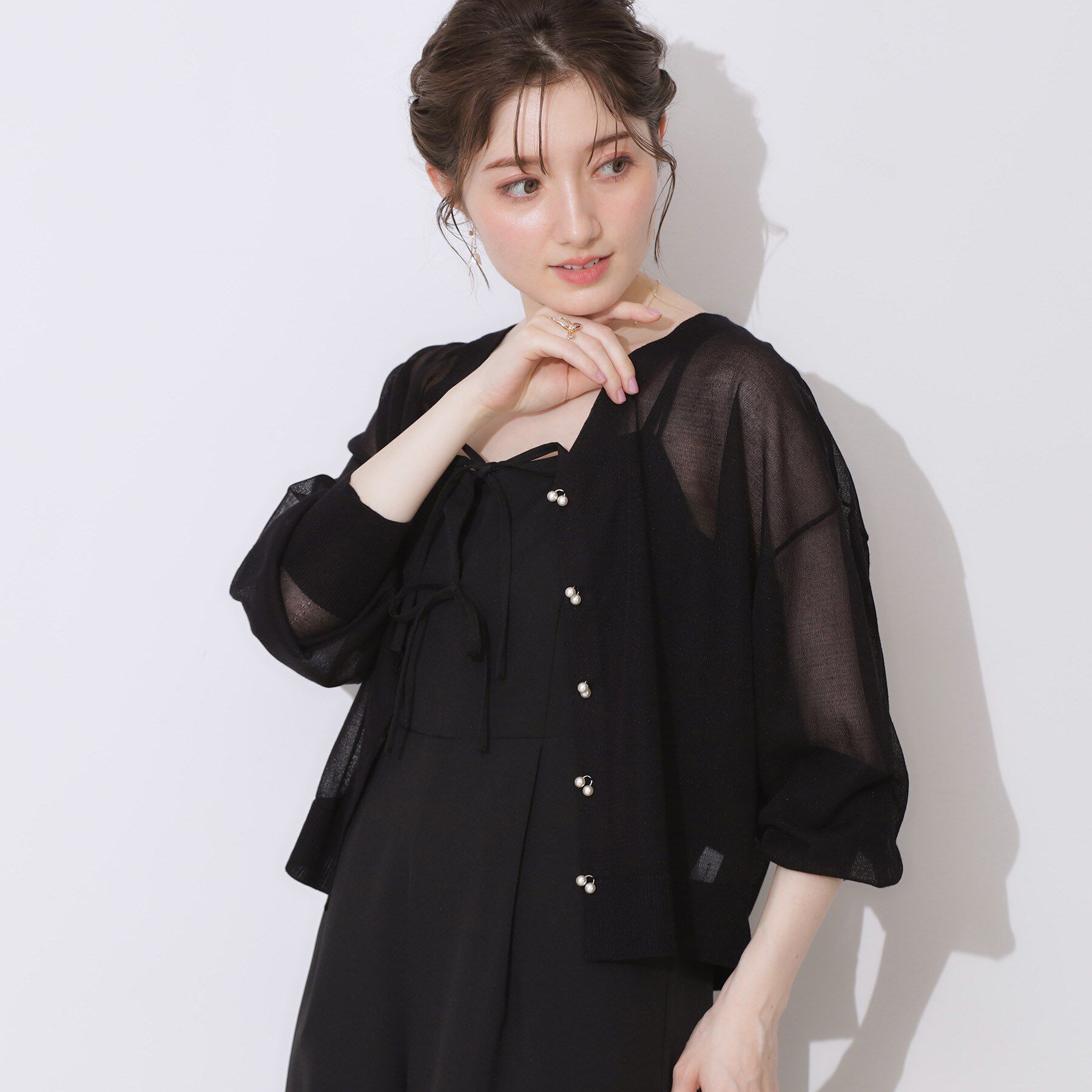 Couture broach「【上品な透け感・通勤】ダブルパール調釦シアーカーディガン」|カーディガン|