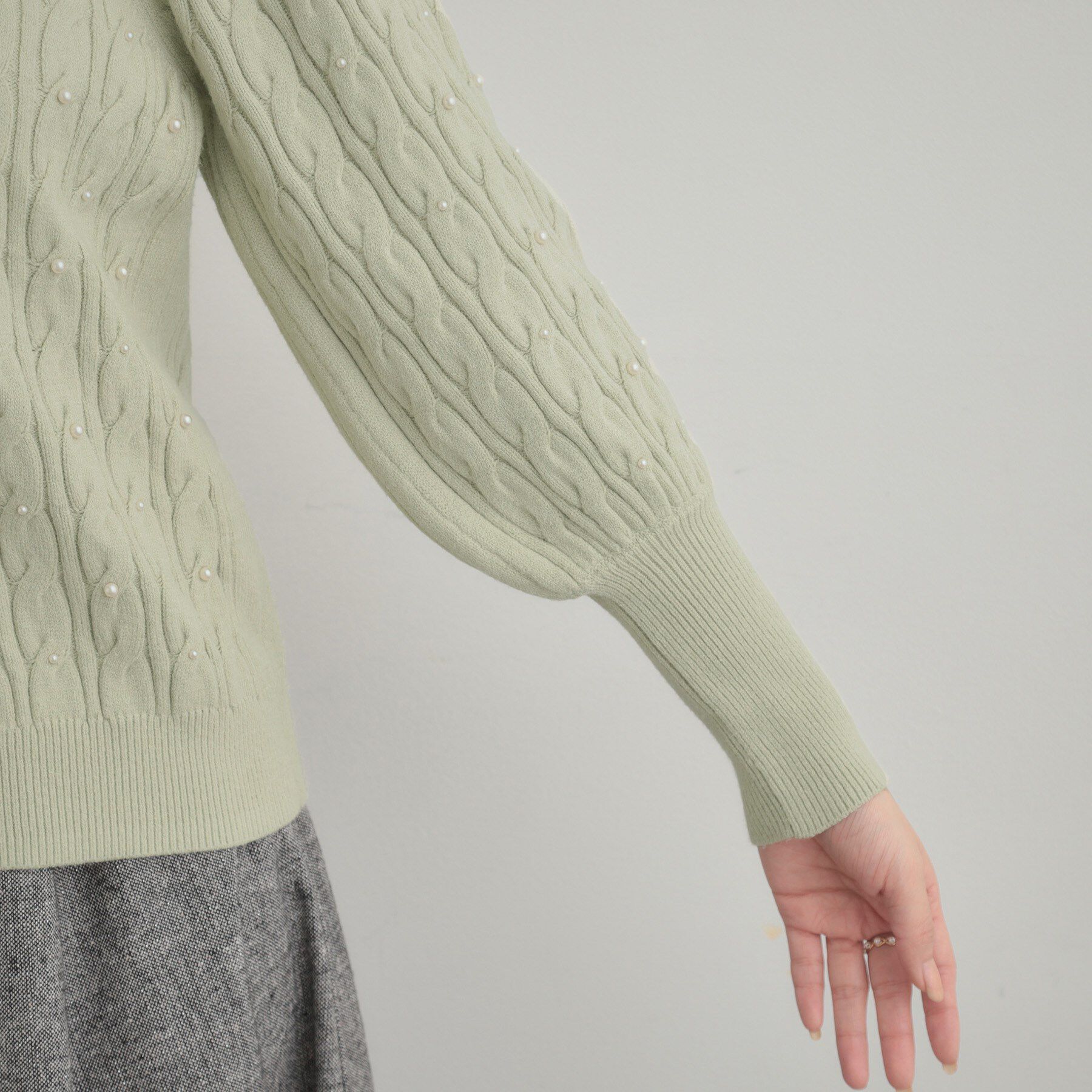 Couture broach「【華やぎ・一枚で着映え】ケーブルパール調ニット」|ニット・セーター|