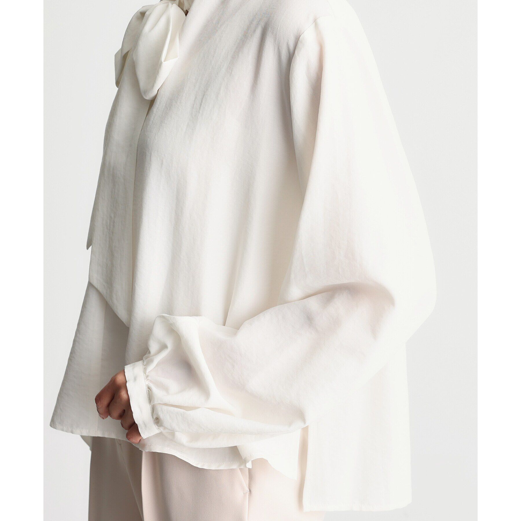 THE SHOP TK「【ONOFF活躍/セレモニー/通勤】ギャザーリボンタイブラウス/洗える」|シャツ・ブラウス|