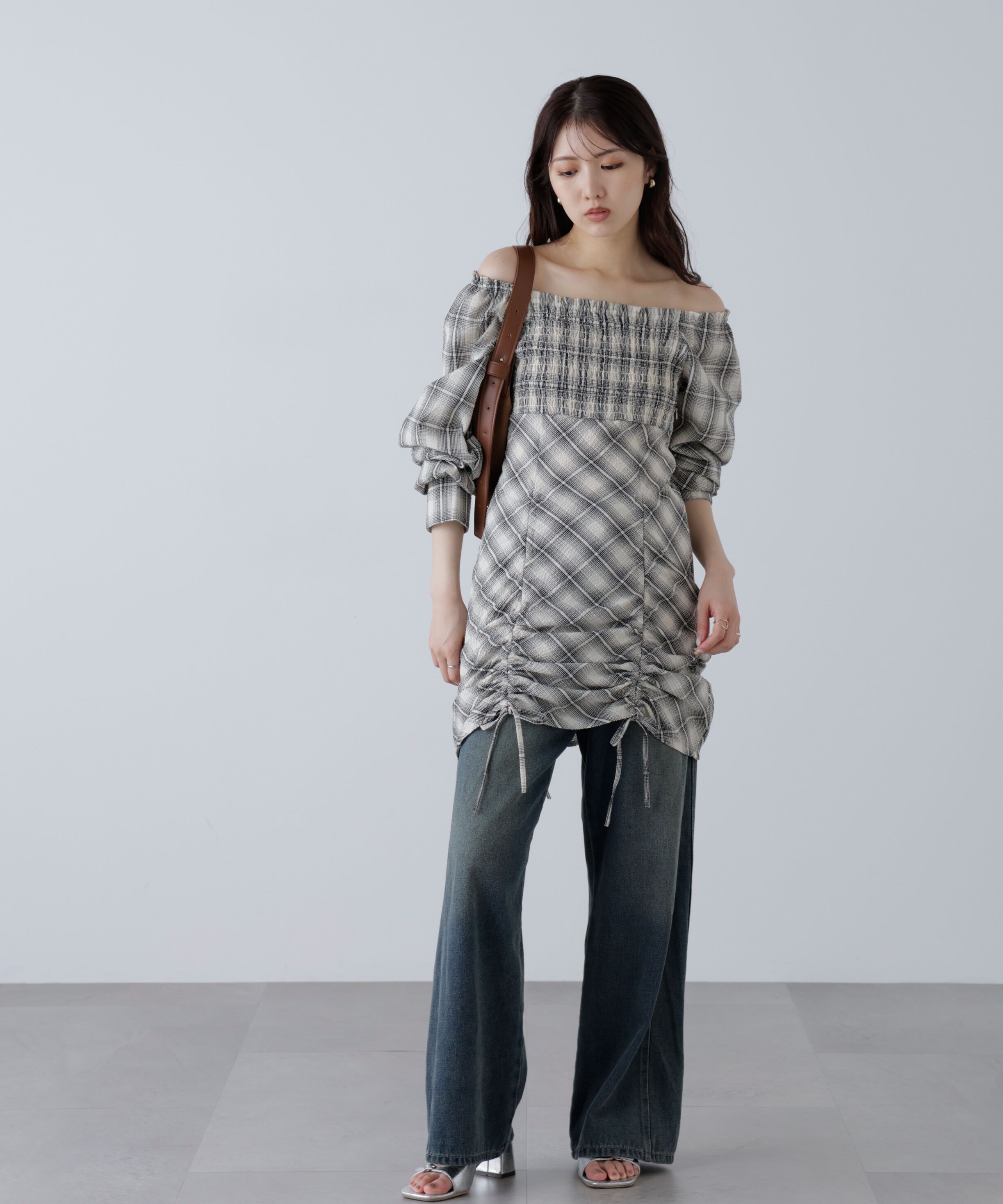  「シャーリングドロストリボンチェックミニワンピース」|ワンピース|