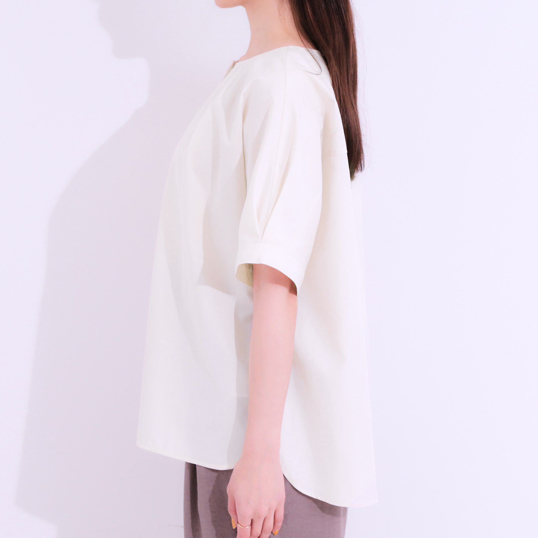 SHOO･LA･RUE「【洗える/S-LL】大人の上品シルエット タックデザイン 5分袖ブラウス」|シャツ・ブラウス|