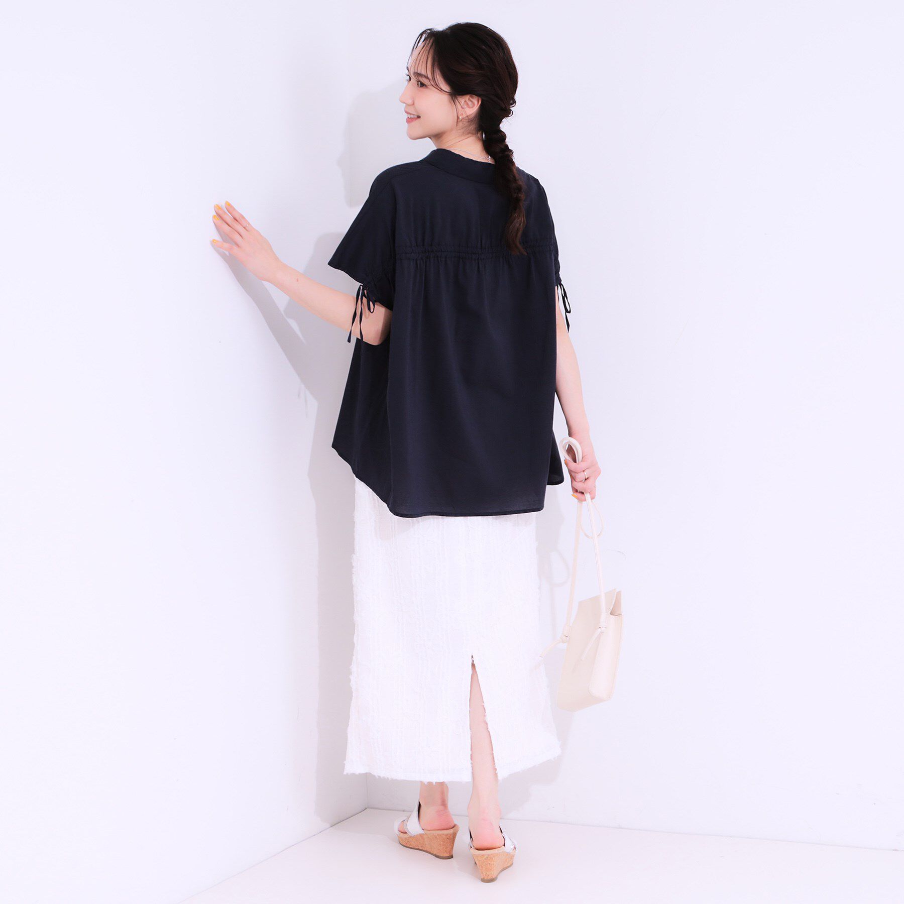 SHOO･LA･RUE「【S-LL/ひんやり】後ろ姿も抜かりなく インせず着られる バックギャザーシャツ」|シャツ・ブラウス|