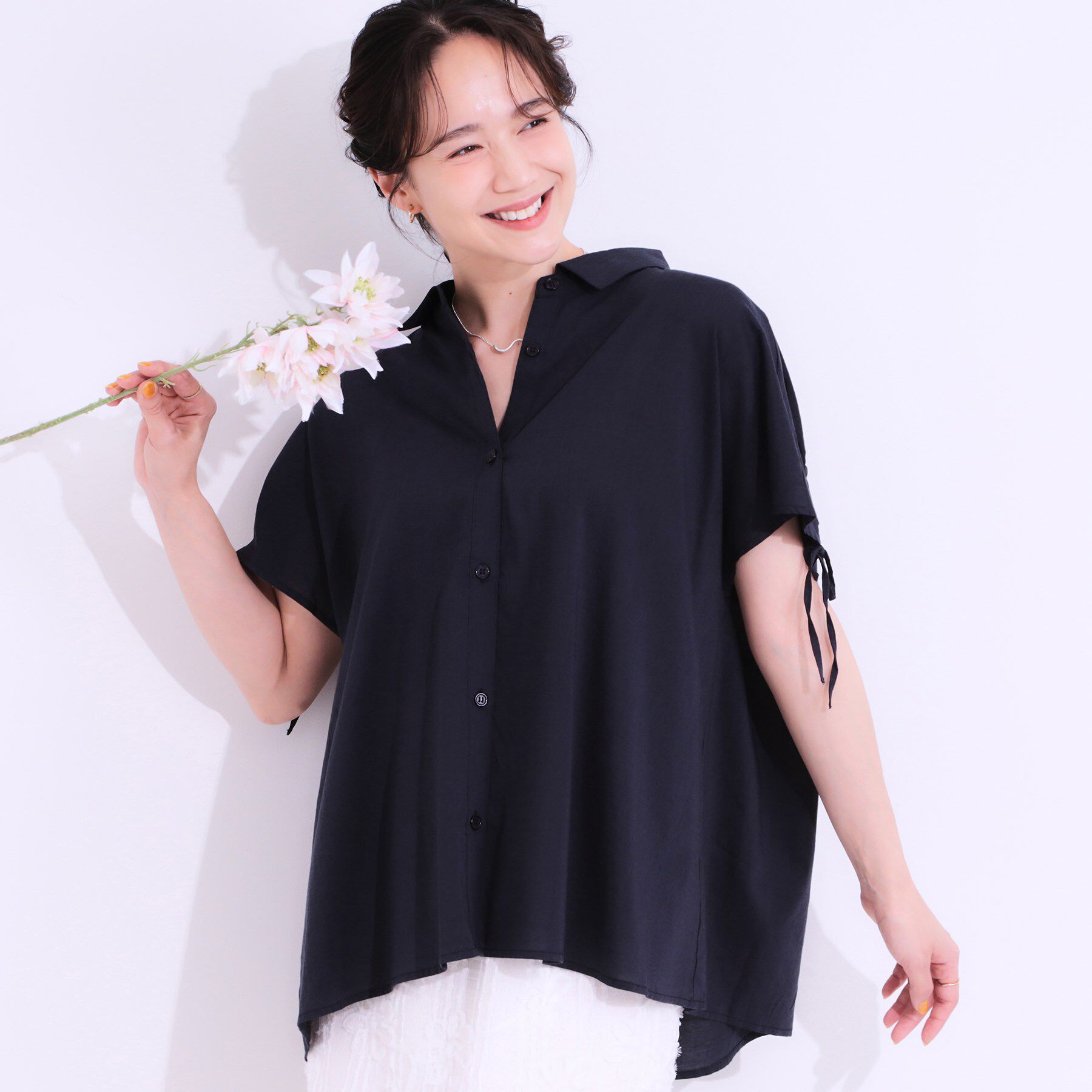 SHOO･LA･RUE「【S-LL/ひんやり】後ろ姿も抜かりなく インせず着られる バックギャザーシャツ」|シャツ・ブラウス|ネイビー(094)