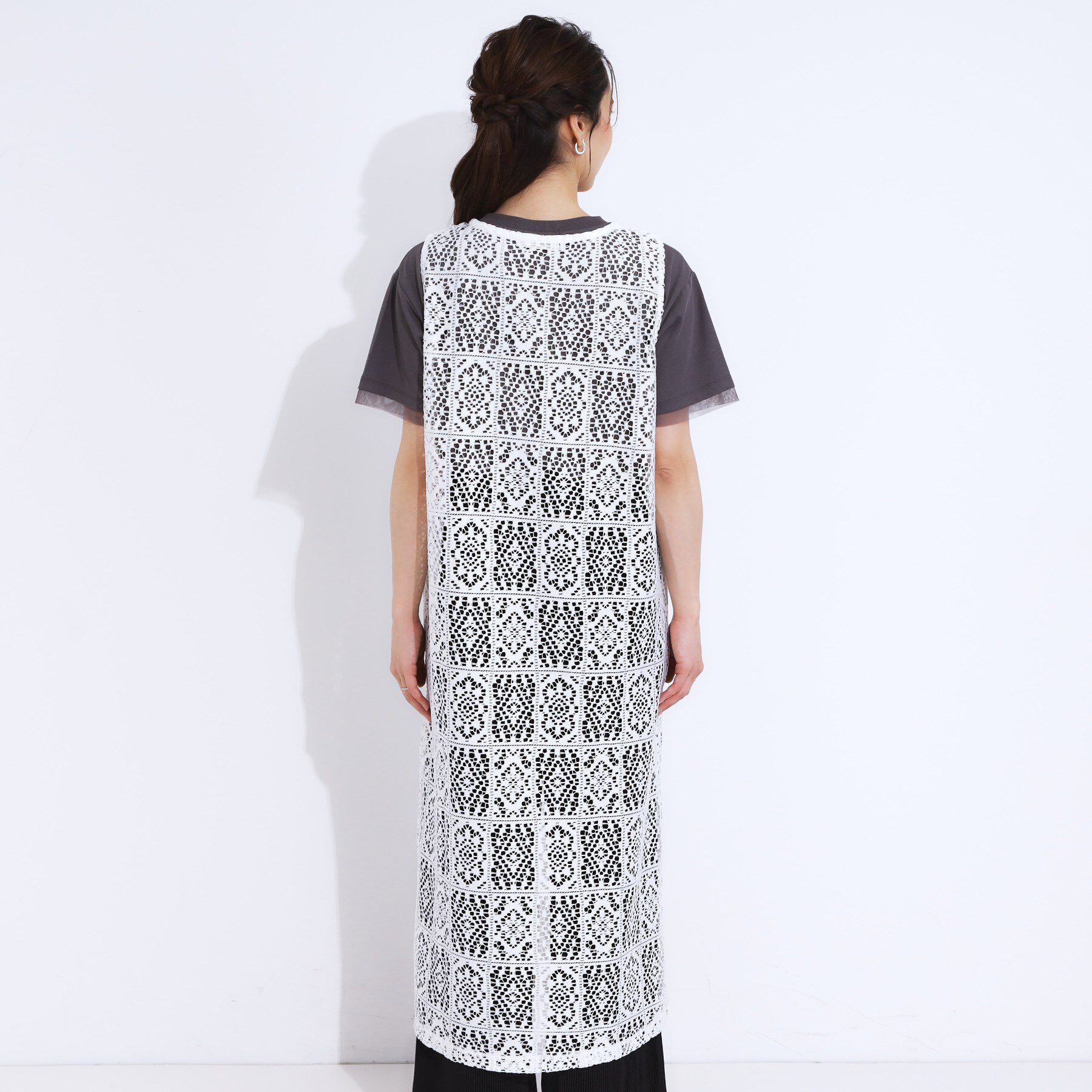 SHOO･LA･RUE「【S-LL】羽織るだけでサマ見え レース風の柄が華やかなロングジレ」|ベスト・ジレ|