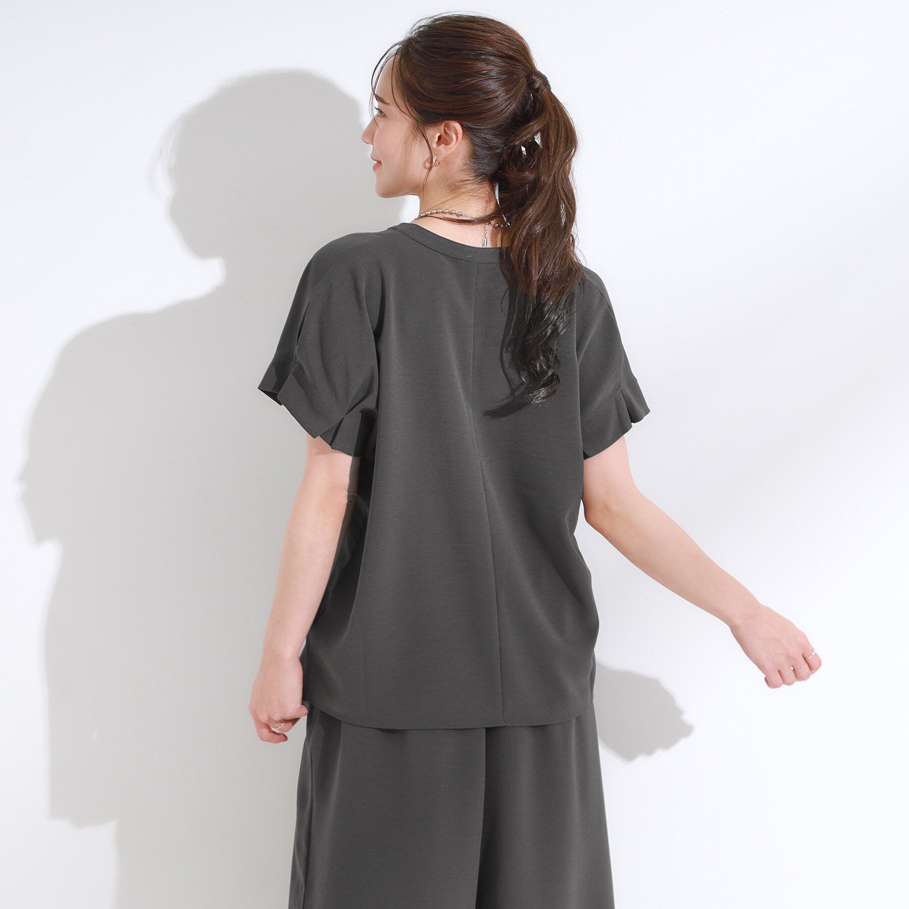 SHOO･LA･RUE「【S-LL/セットアップ可/ひんやり】きちんと見えで上品 お袖タック スキッパーブラウス」|シャツ・ブラウス|