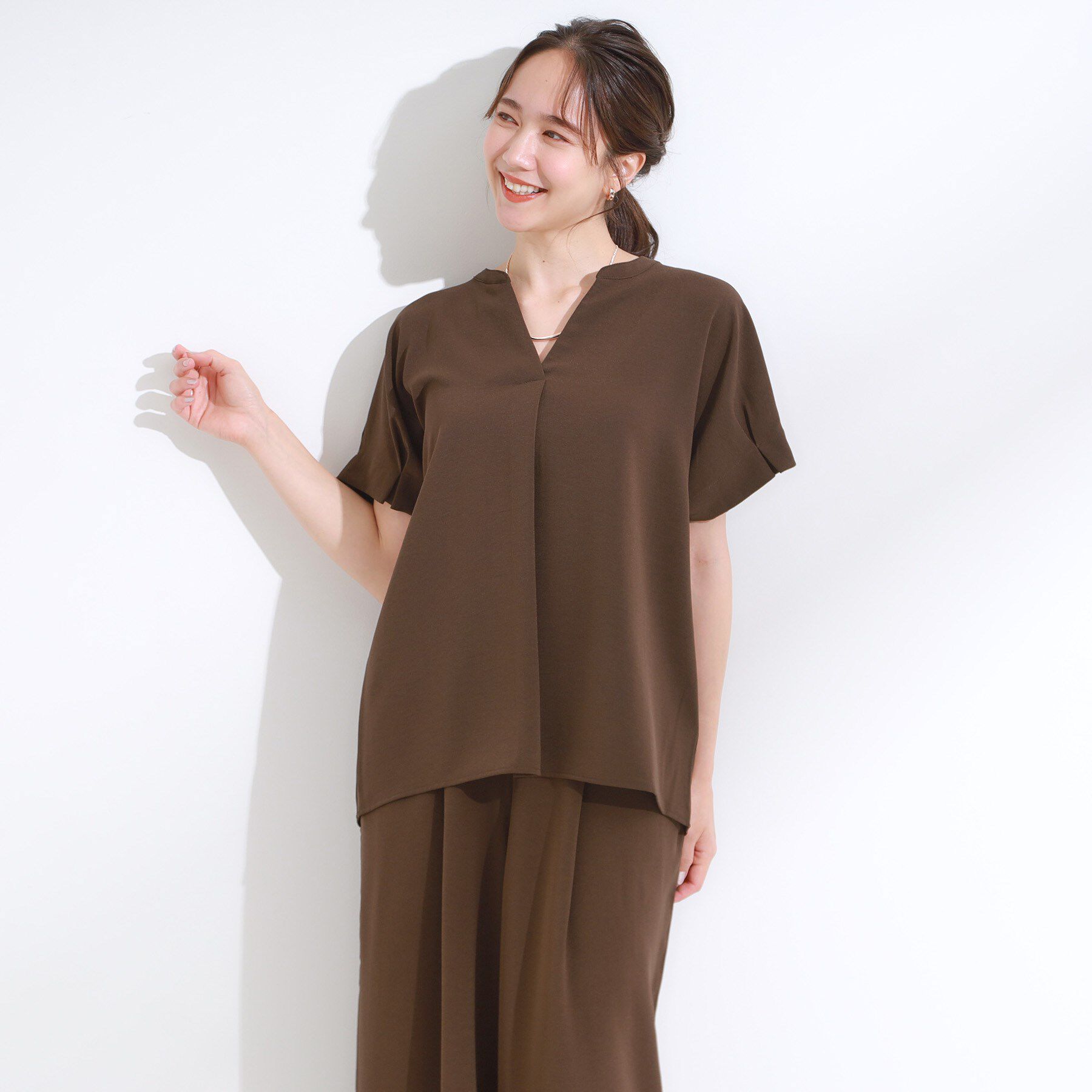 SHOO･LA･RUE「【S-LL/セットアップ可/ひんやり】きちんと見えで上品 お袖タック スキッパーブラウス」|シャツ・ブラウス|