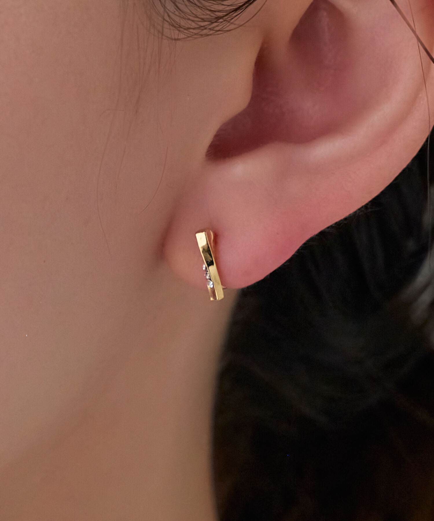 Phoebe「【痛くないシリーズ】ツイストバービジューライトフィットイヤリング　ゴールド」|イヤリング|