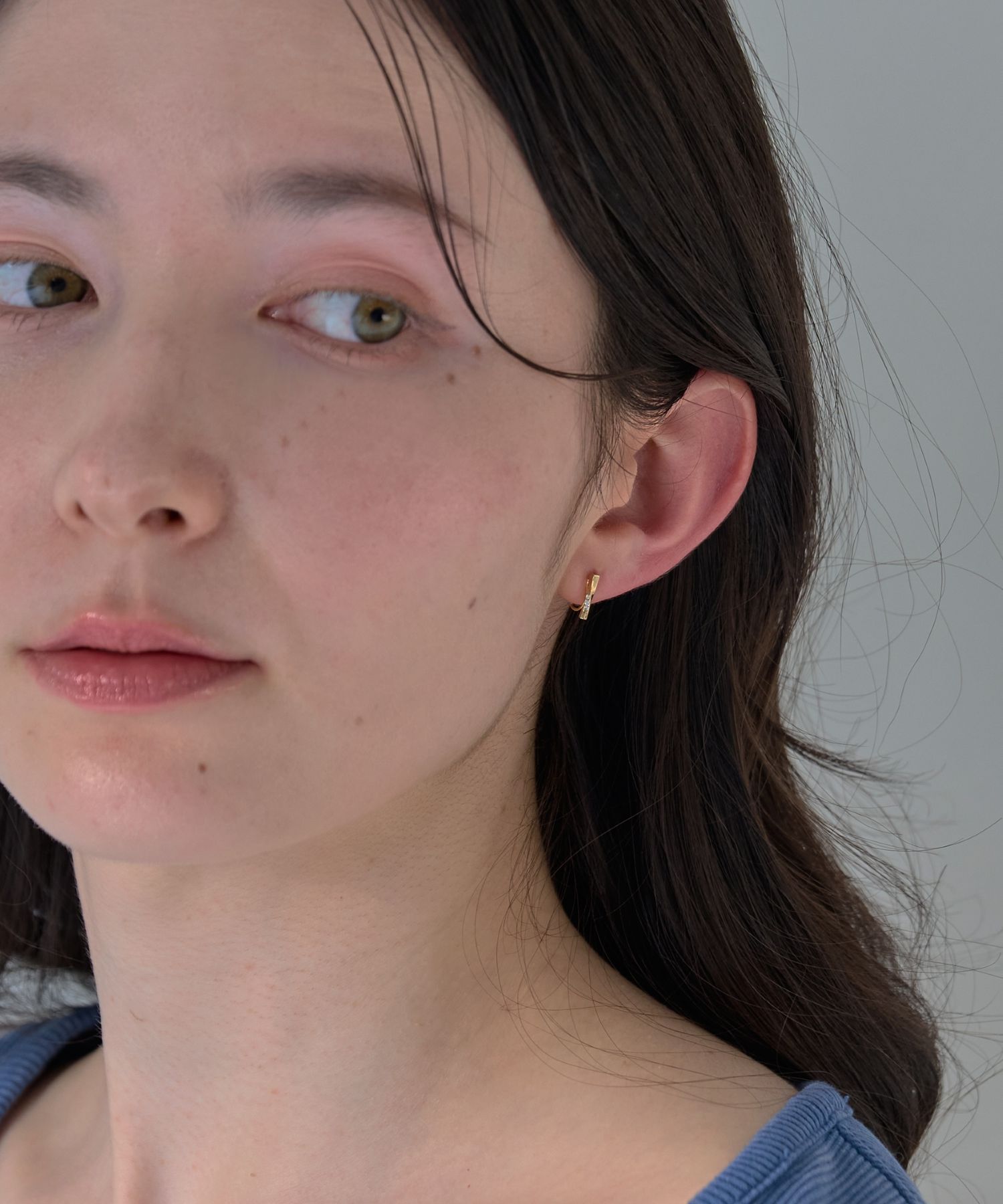 Phoebe「【痛くないシリーズ】ツイストバービジューライトフィットイヤリング　ゴールド」|イヤリング|