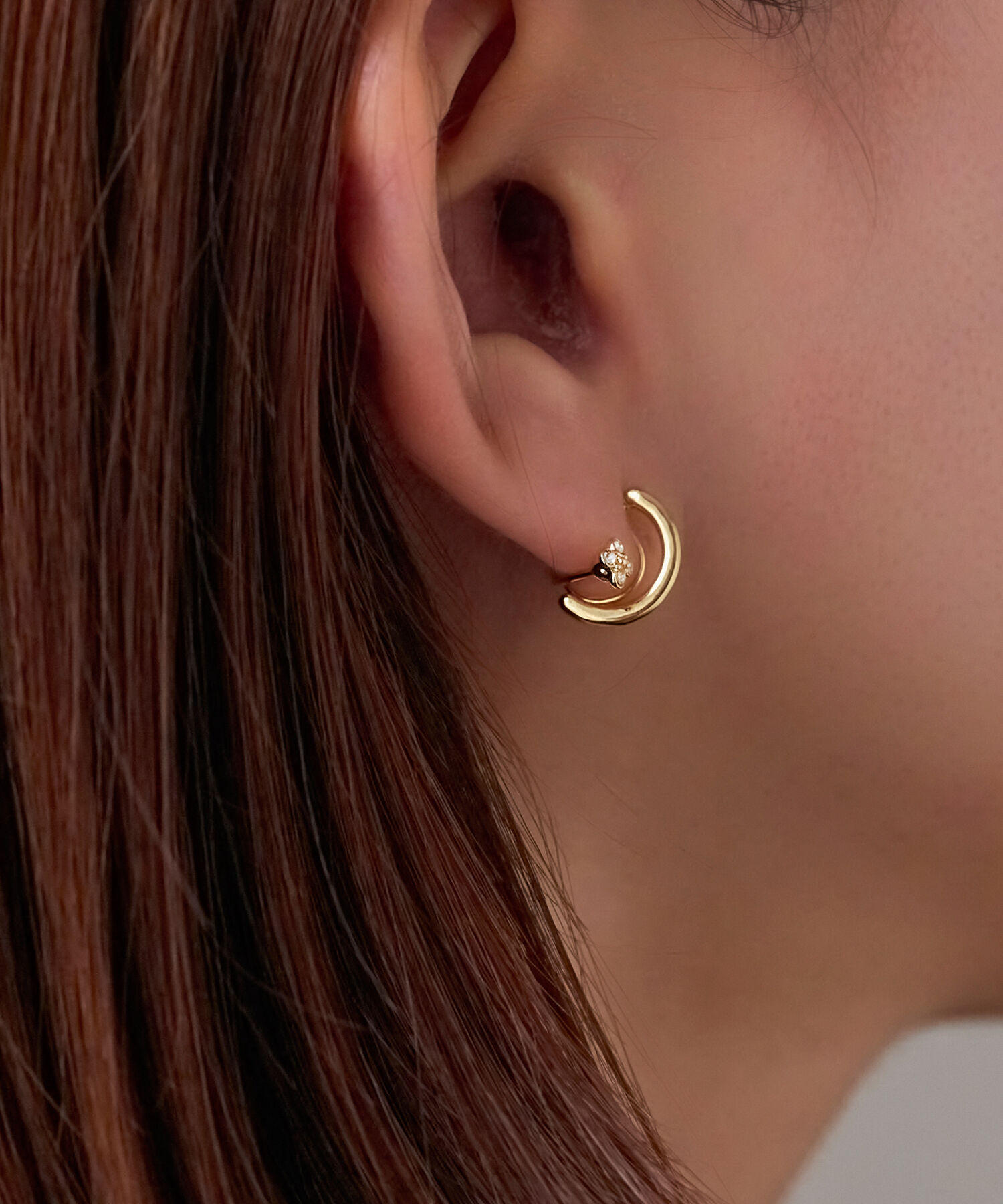 Phoebe「【痛くないシリーズ】フラワービジューライトフィットイヤリング　ゴールド」|イヤリング|