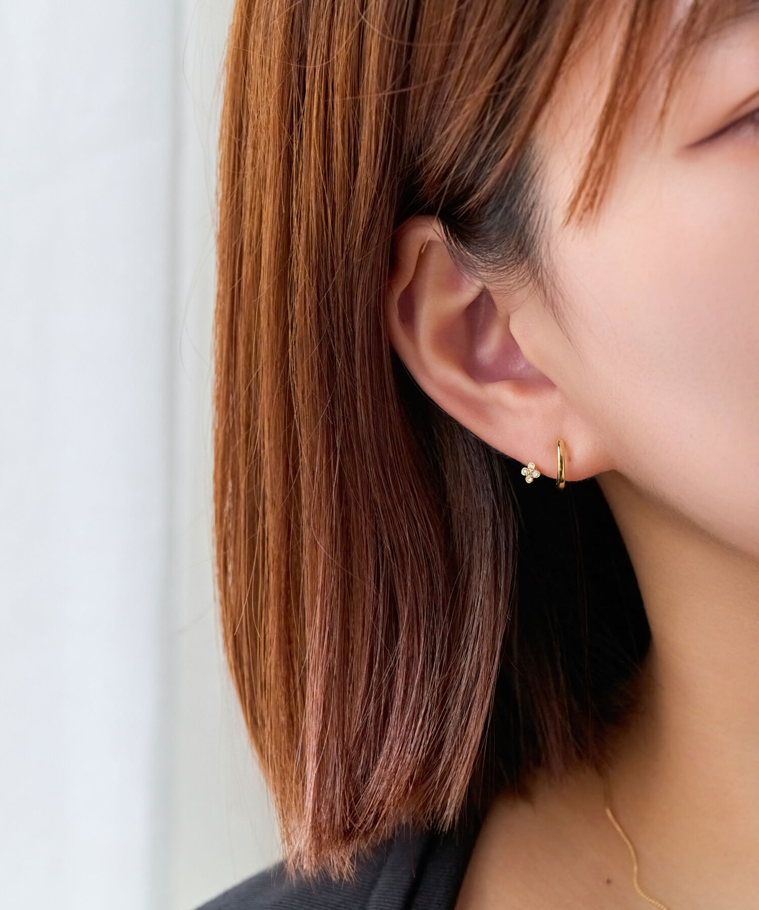 Phoebe「【痛くないシリーズ】フラワービジューライトフィットイヤリング　ゴールド」|イヤリング|